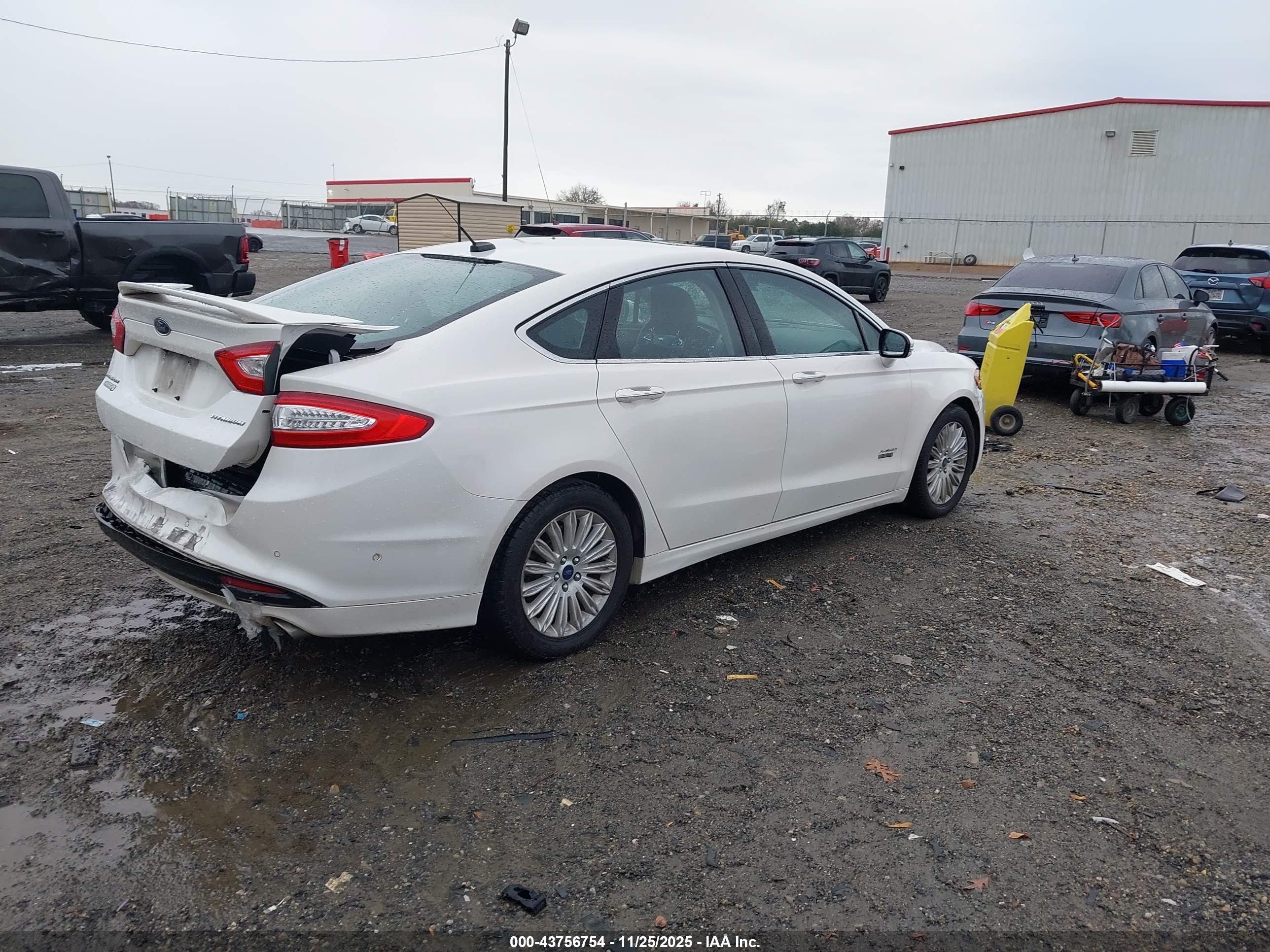 FORD FUSION image 4