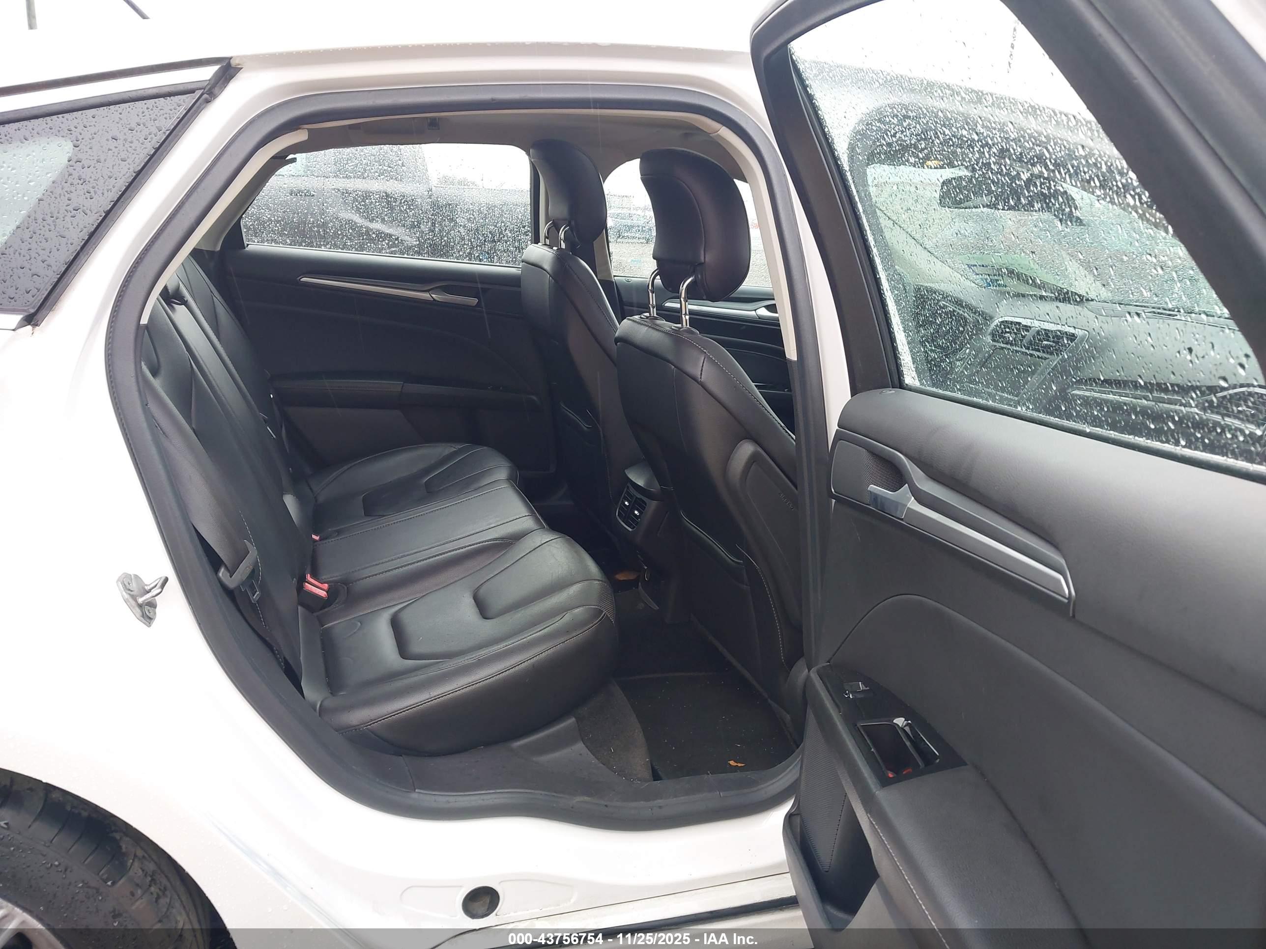FORD FUSION image 8