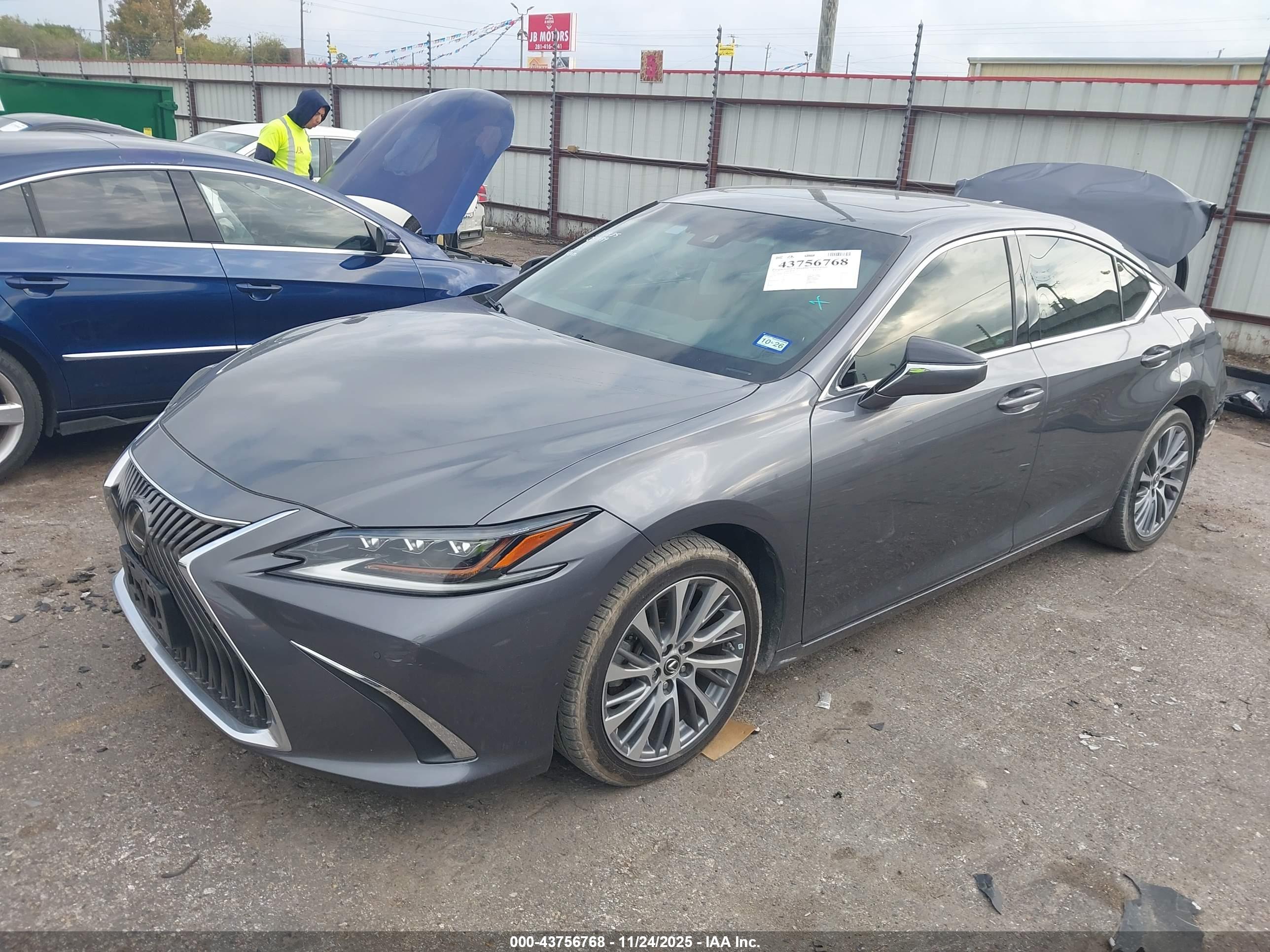 LEXUS ES image 2