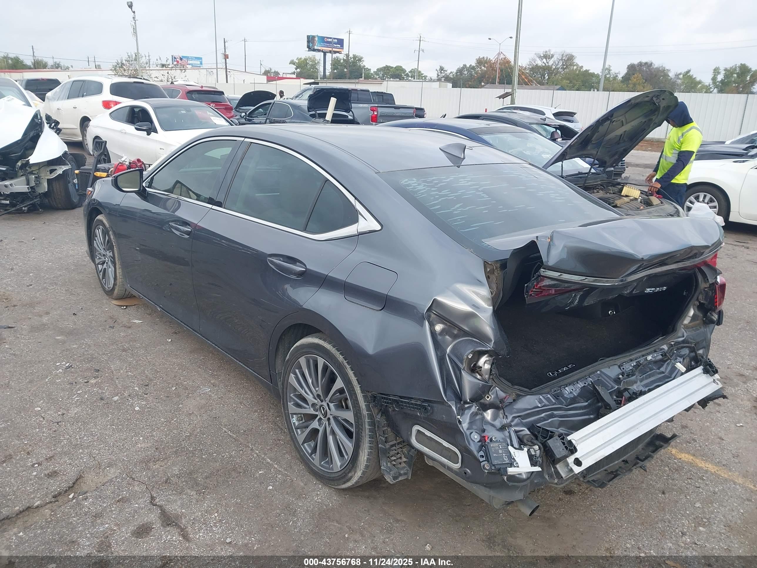 LEXUS ES image 3