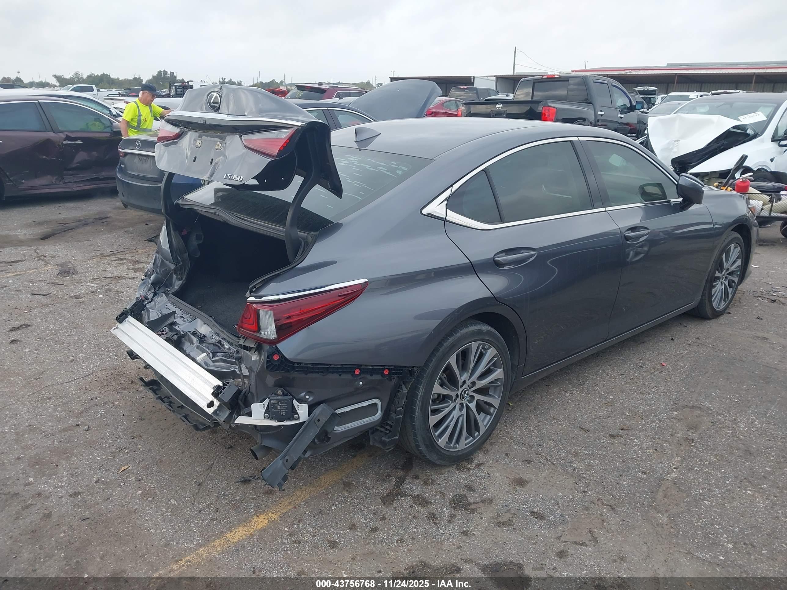 LEXUS ES image 4