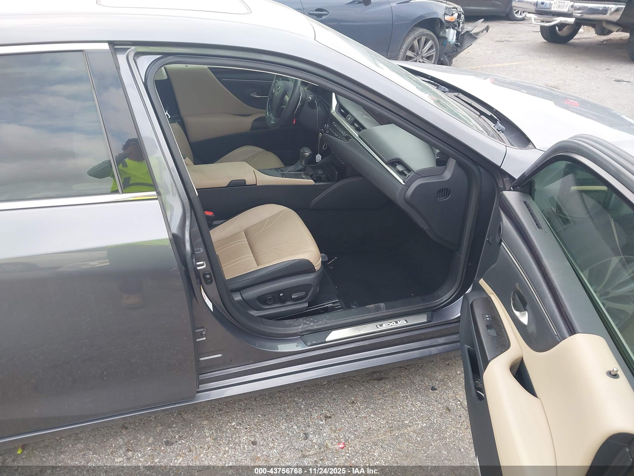 LEXUS ES image 5