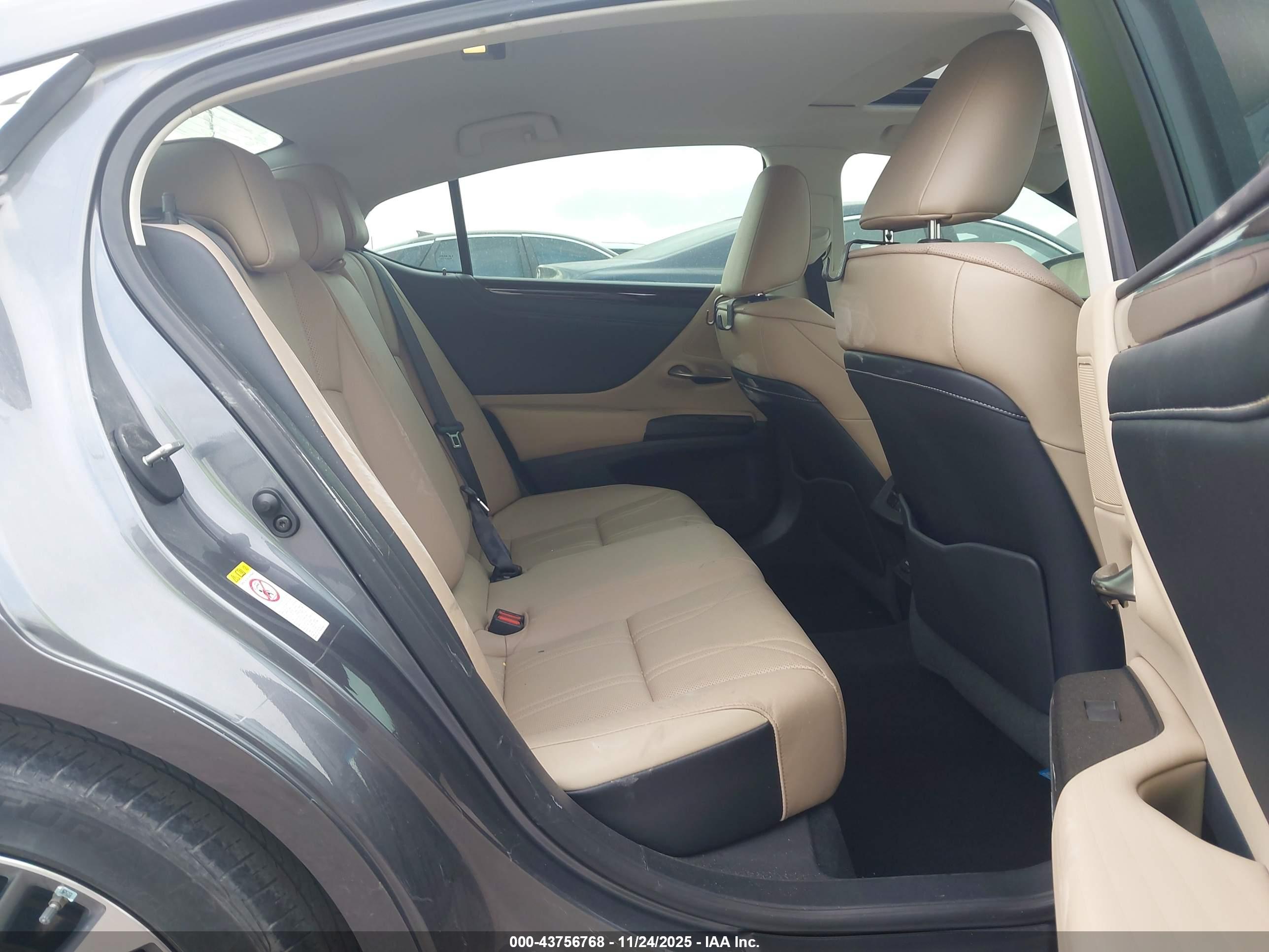 LEXUS ES image 8