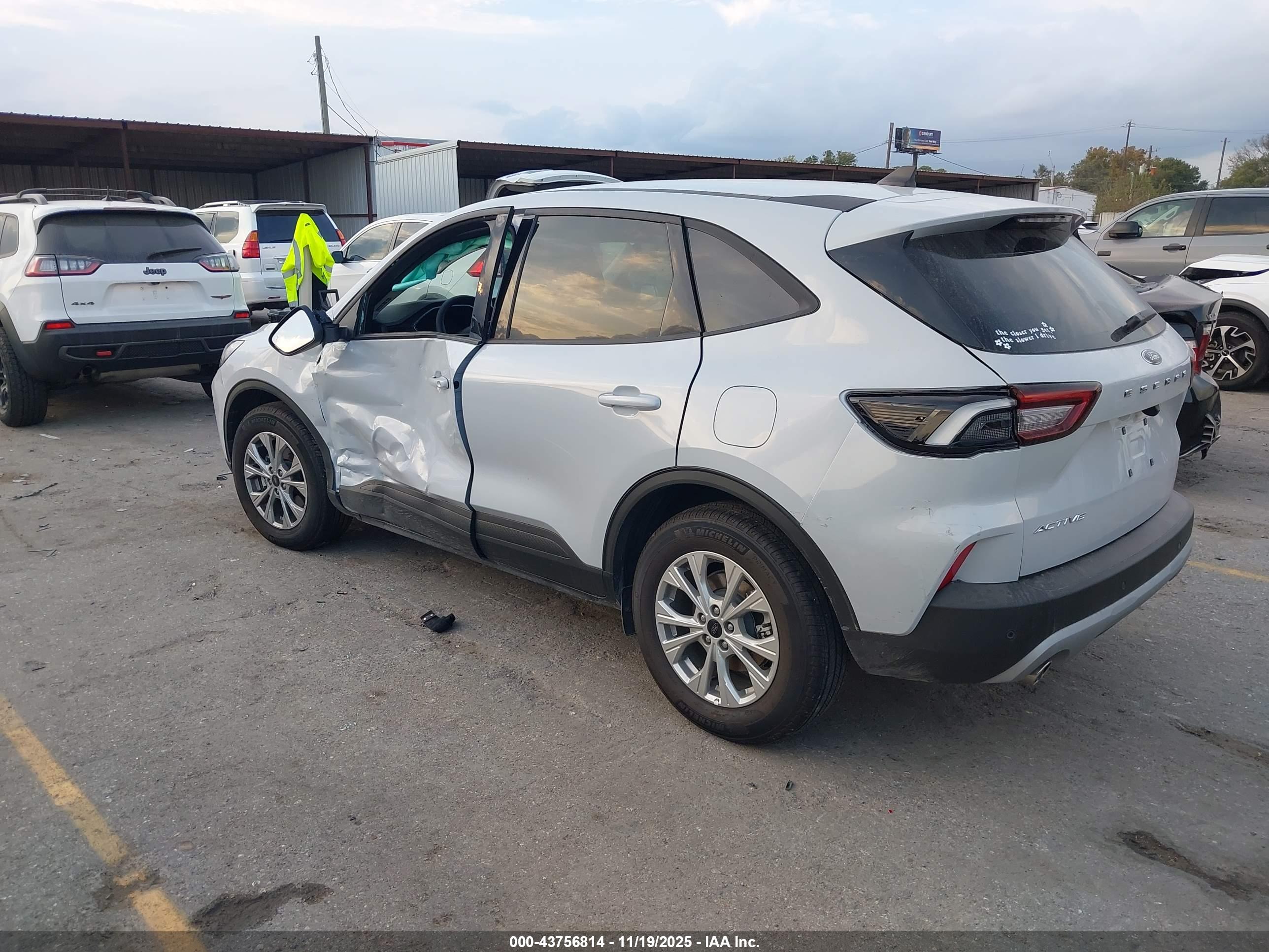FORD ESCAPE image 3