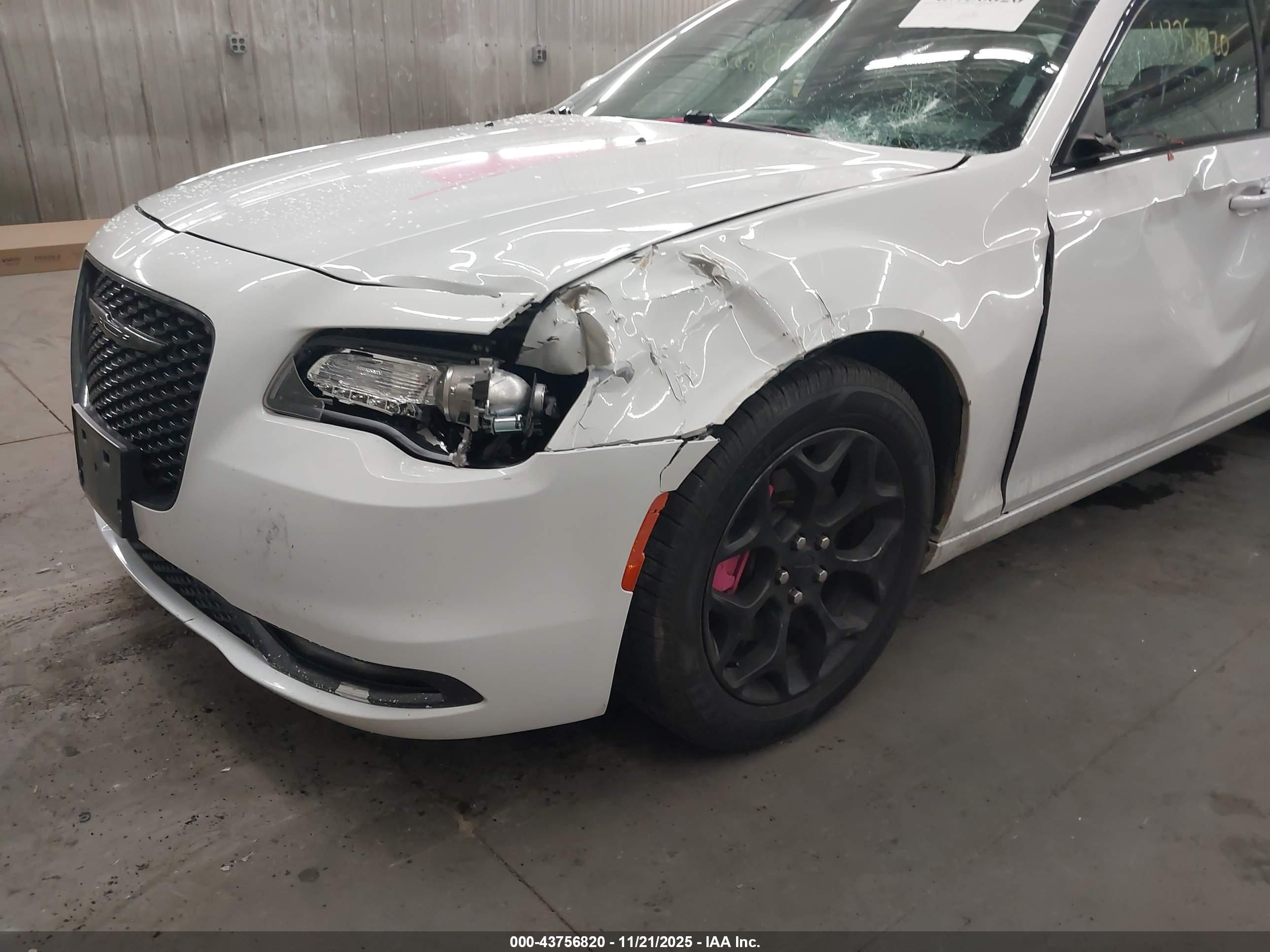 CHRYSLER 300 image 6