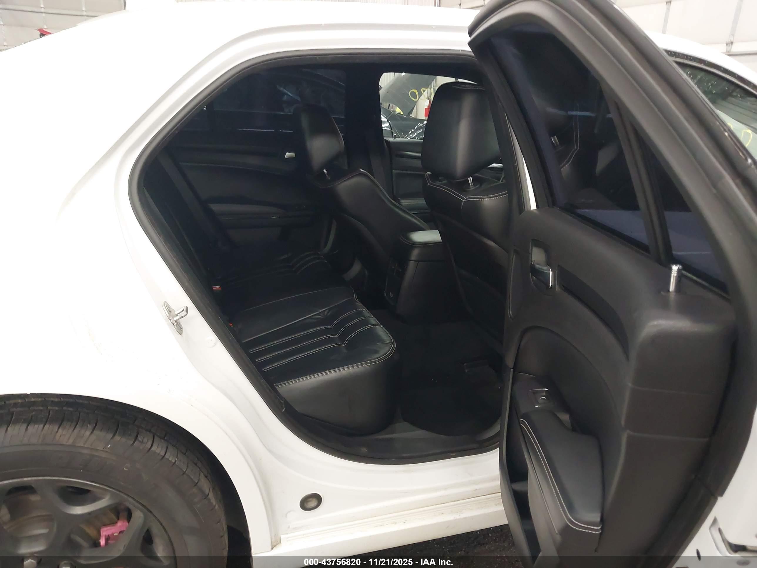 CHRYSLER 300 image 8