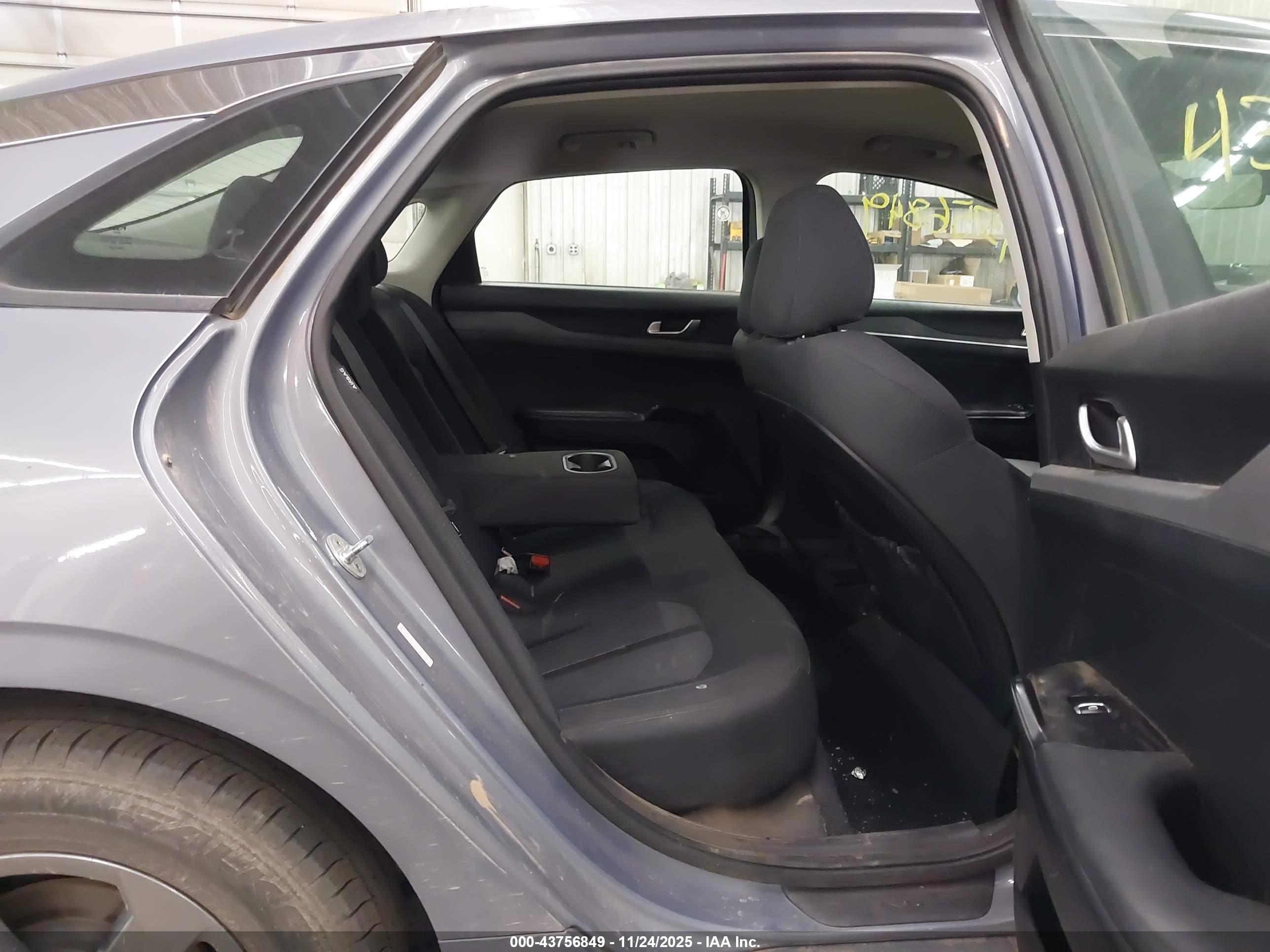 KIA K5 image 8