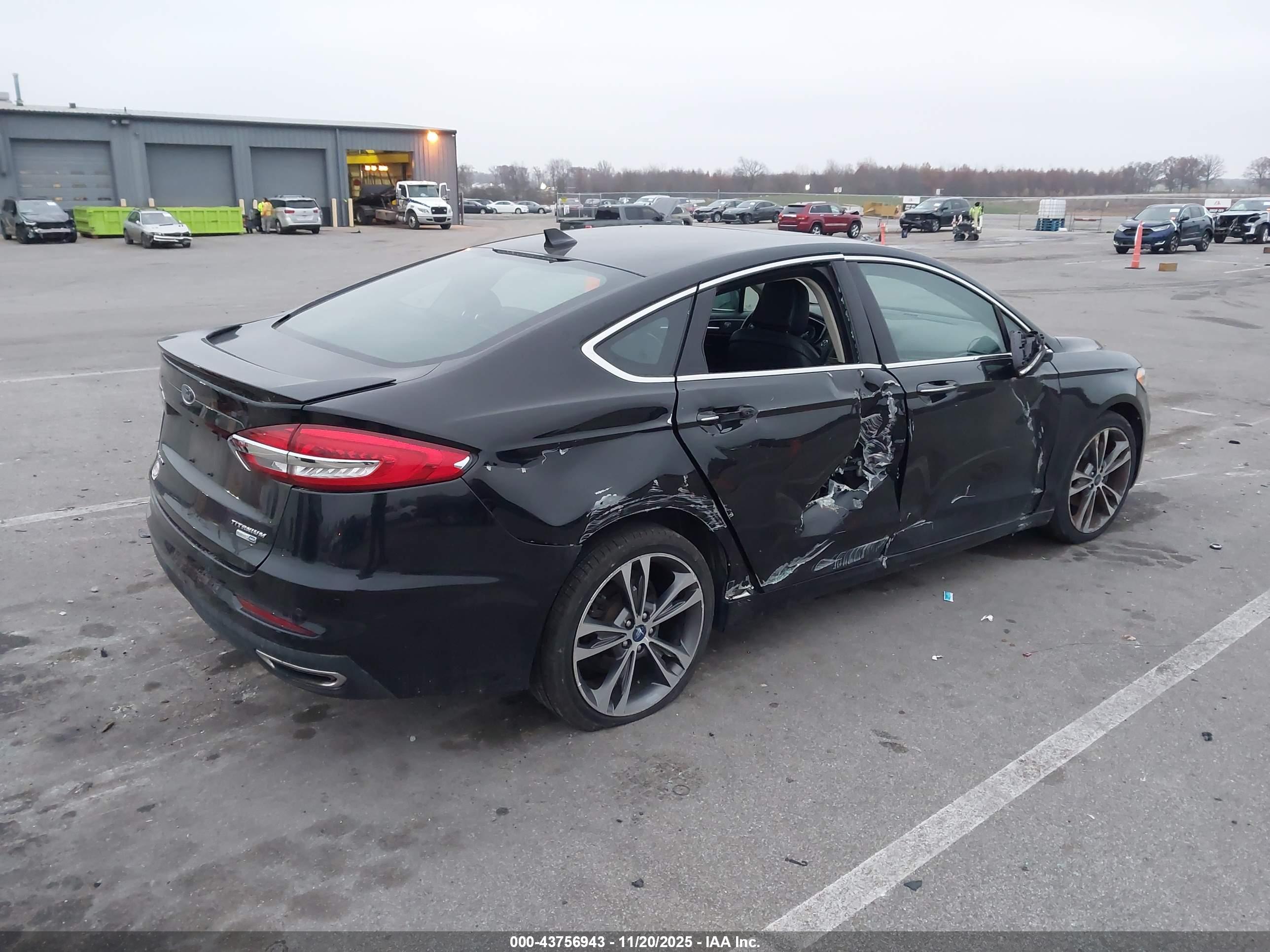 FORD FUSION image 4