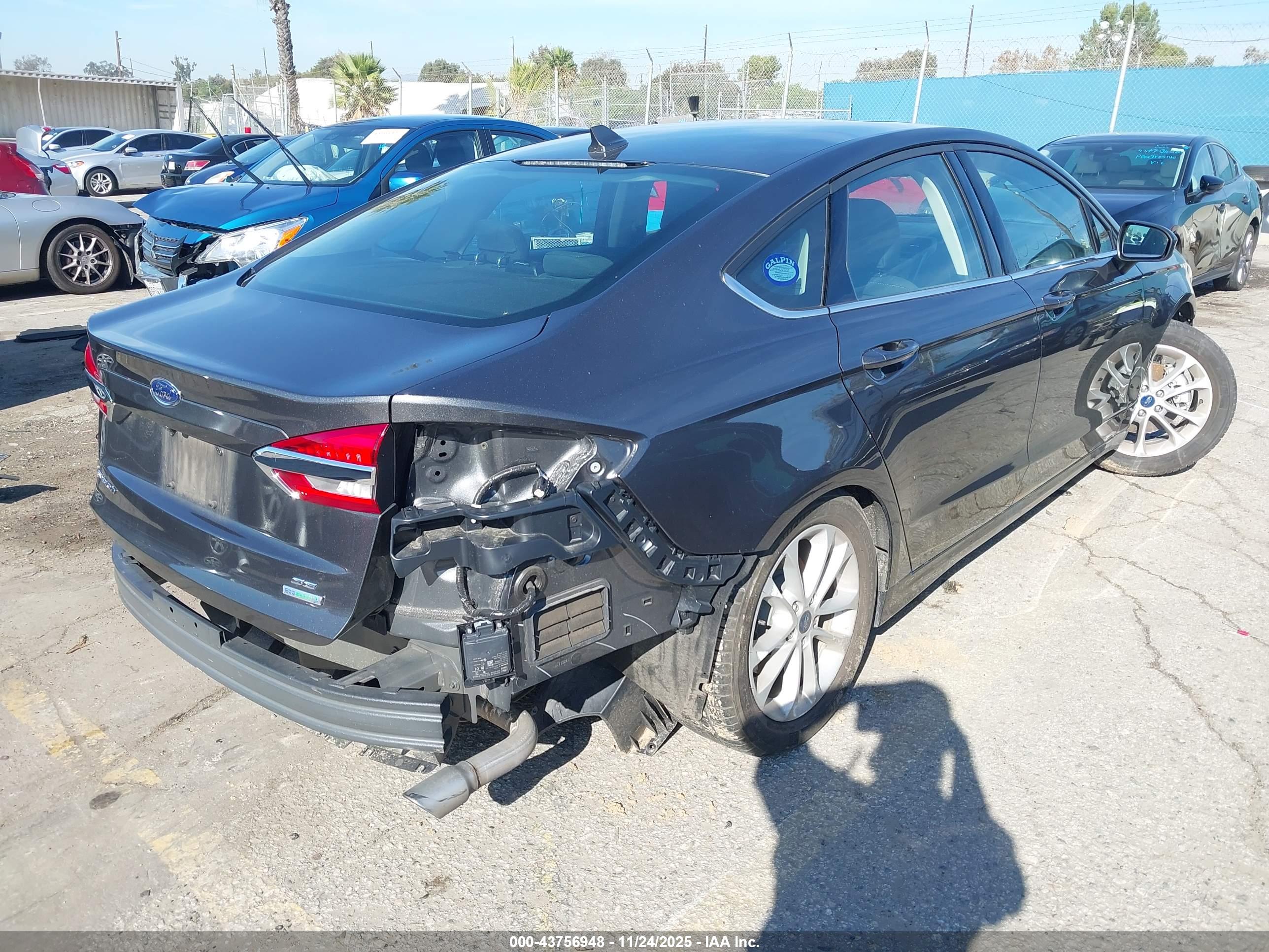 FORD FUSION image 4