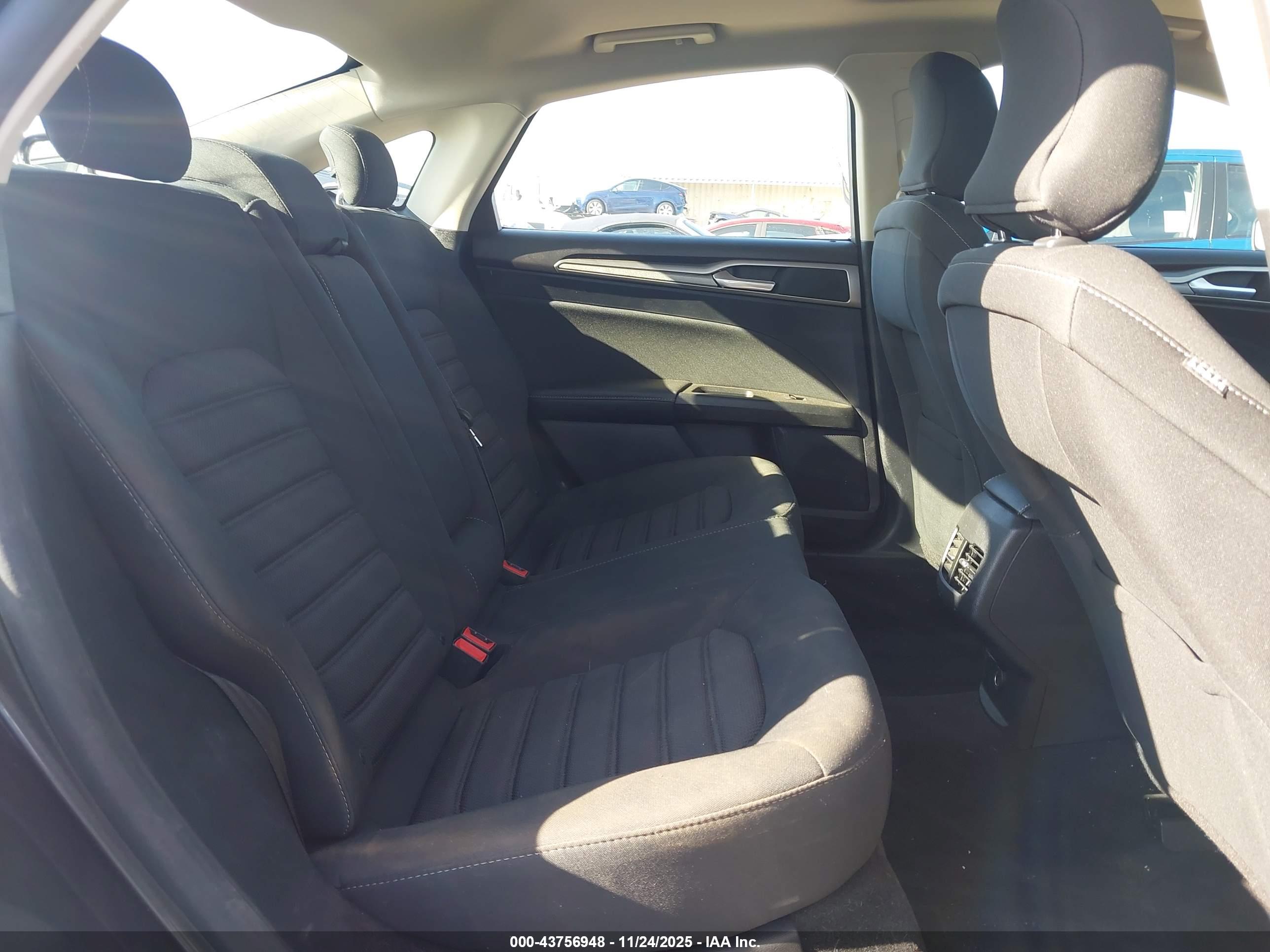 FORD FUSION image 8