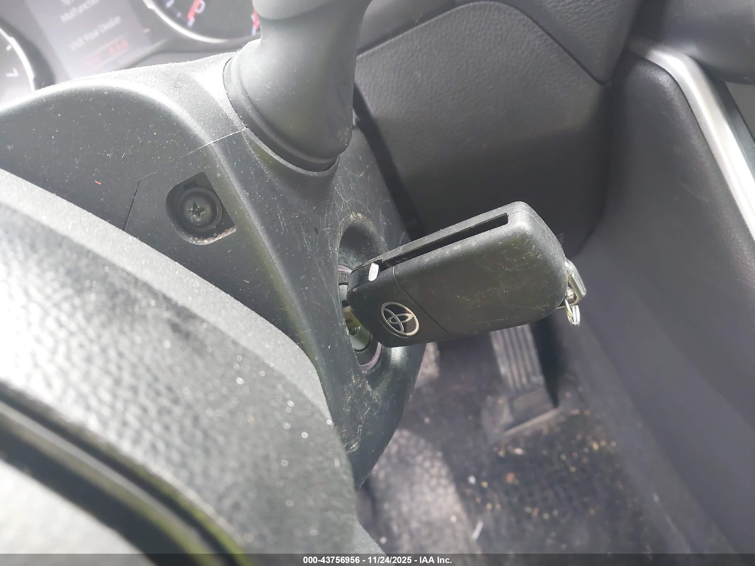 TOYOTA RAV4 image 11