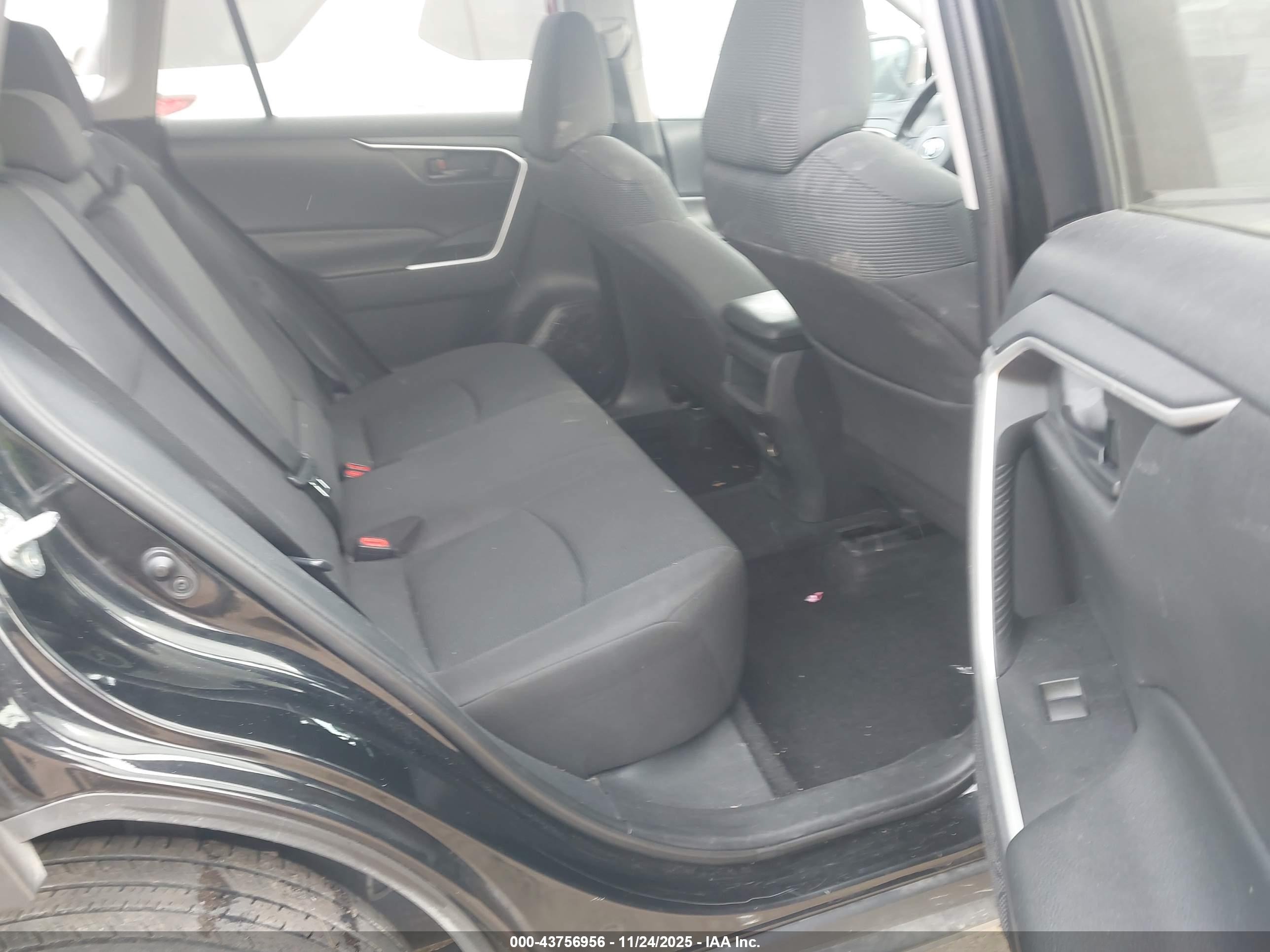 TOYOTA RAV4 image 8