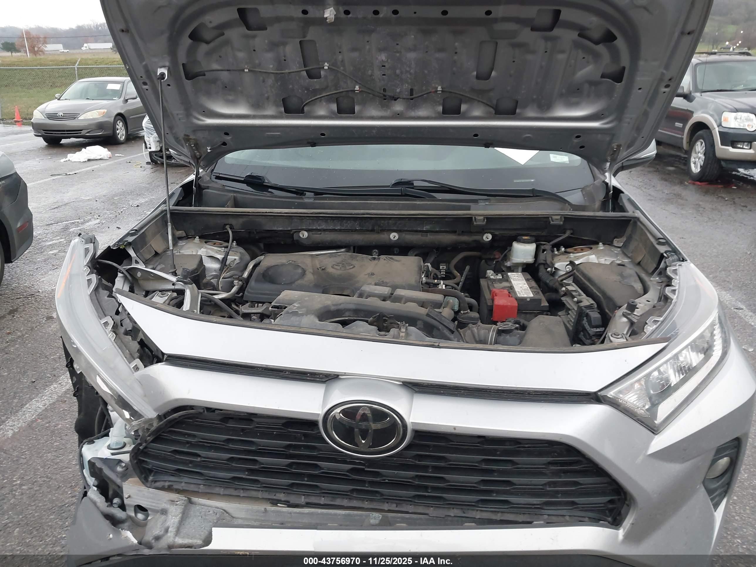 TOYOTA RAV4 image 10