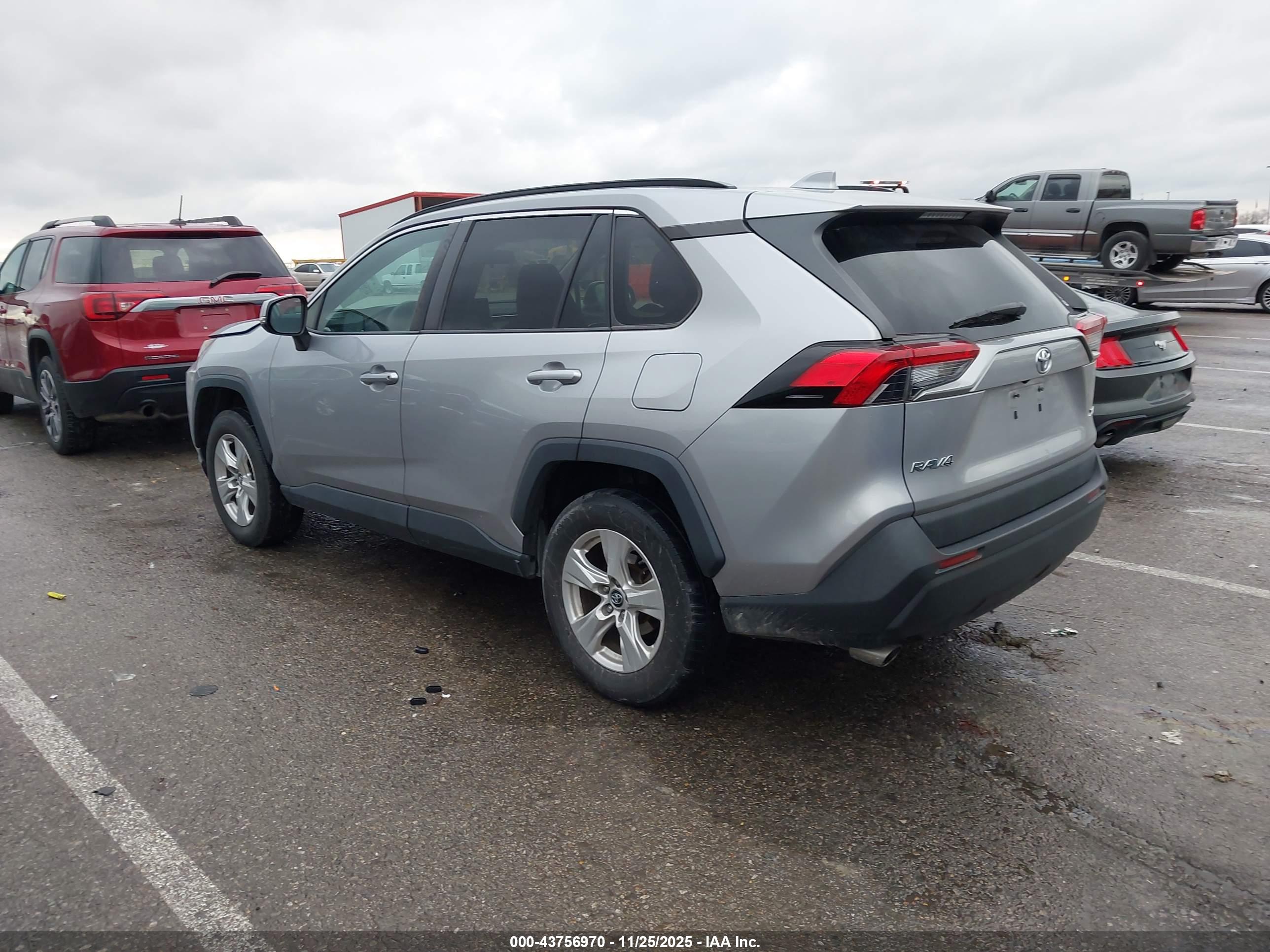 TOYOTA RAV4 image 3