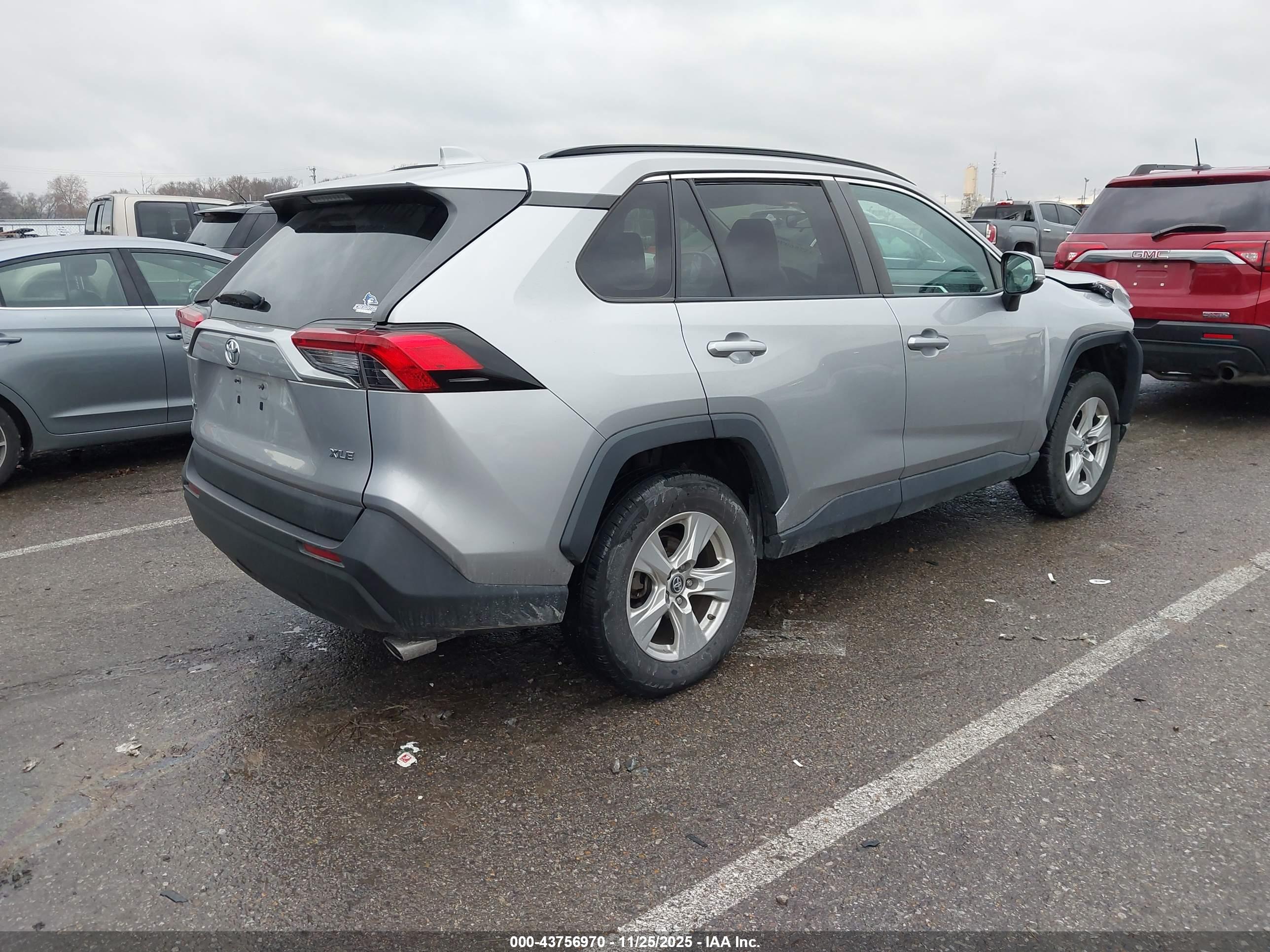 TOYOTA RAV4 image 4