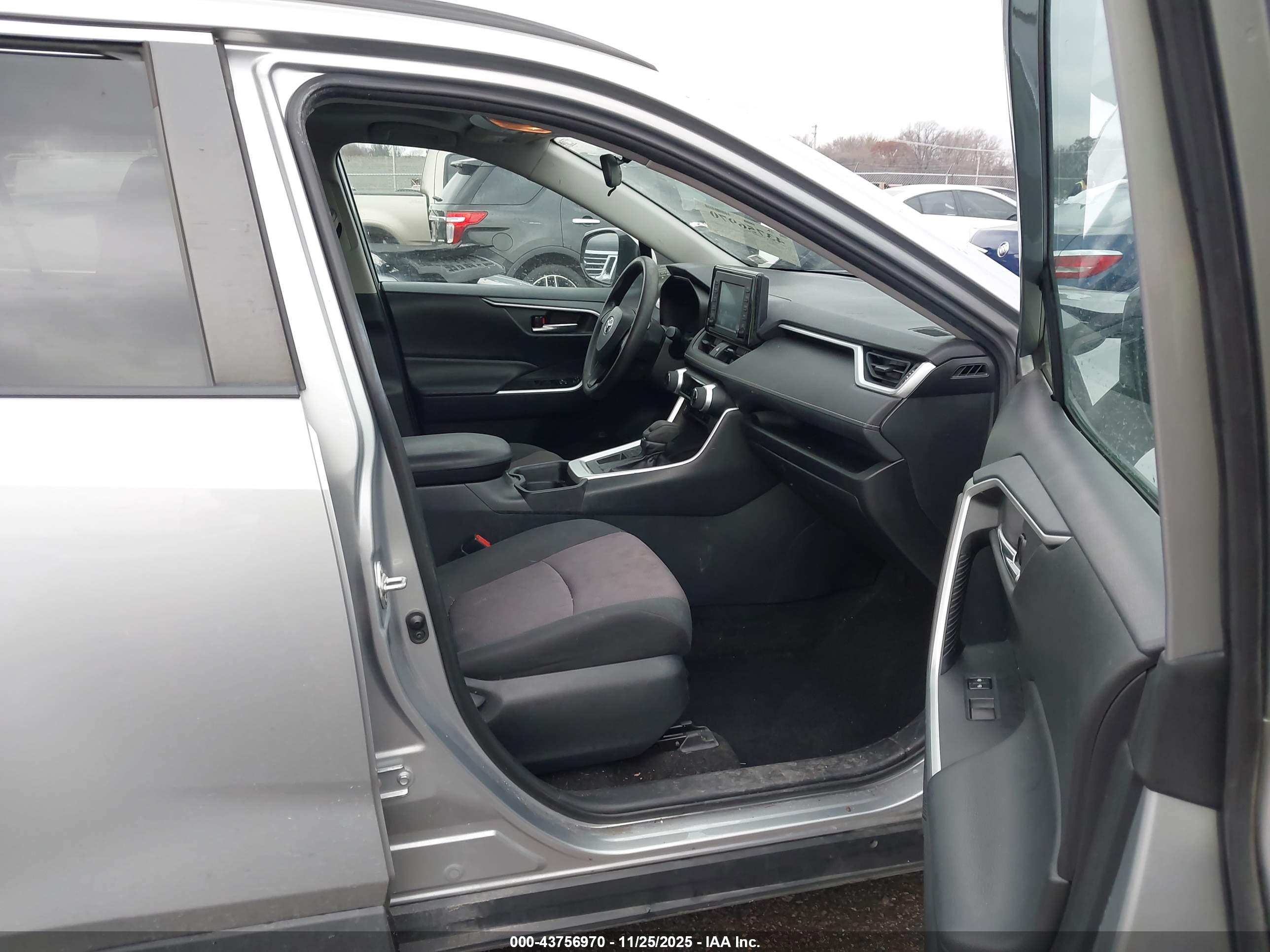 TOYOTA RAV4 image 5