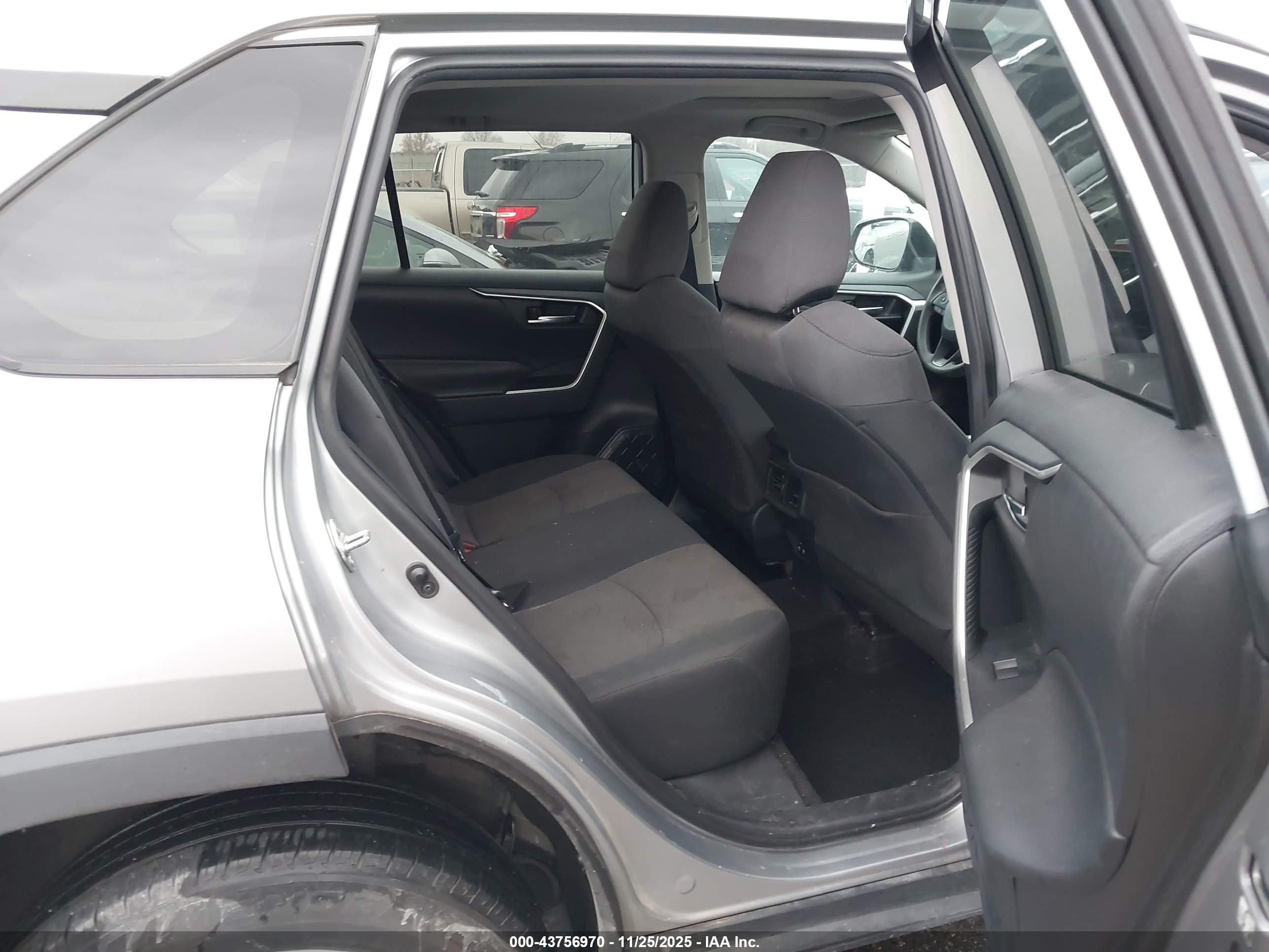 TOYOTA RAV4 image 8
