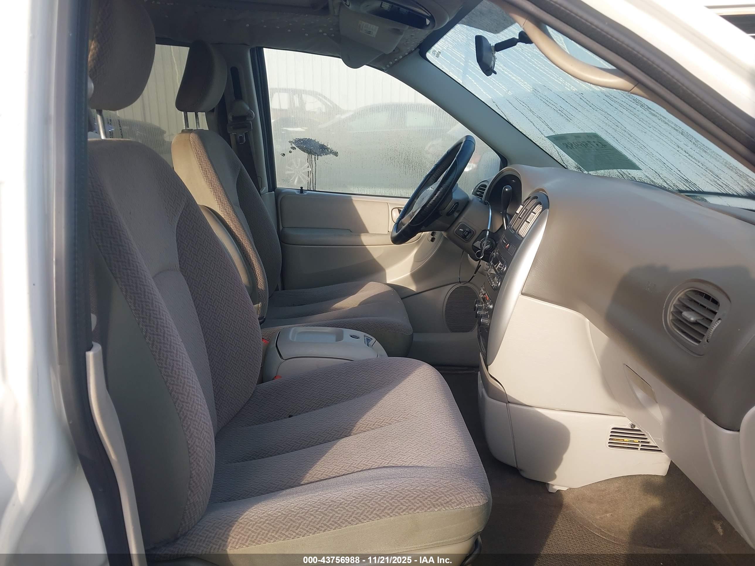 CHRYSLER TOWN image 5