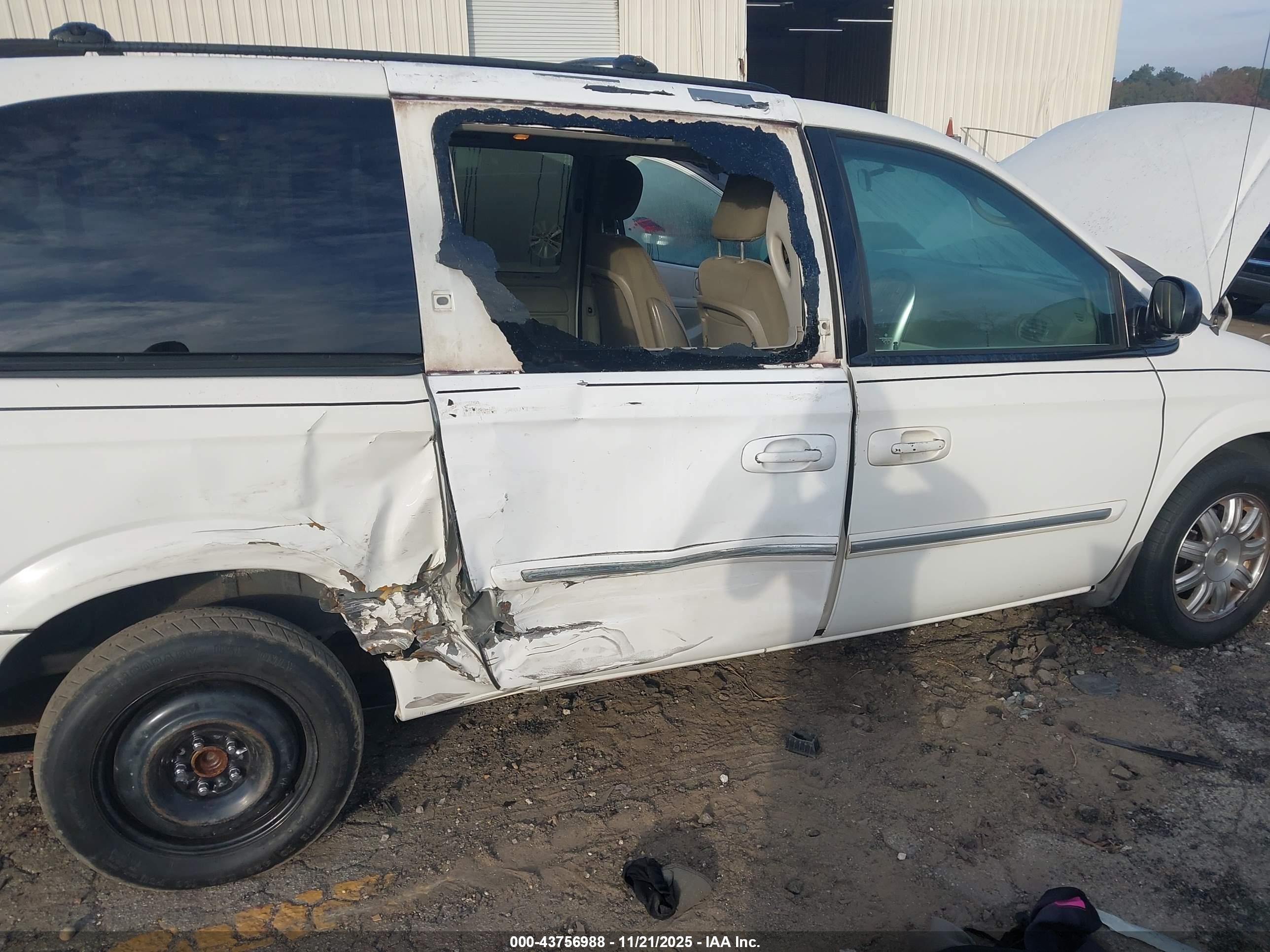 CHRYSLER TOWN image 6