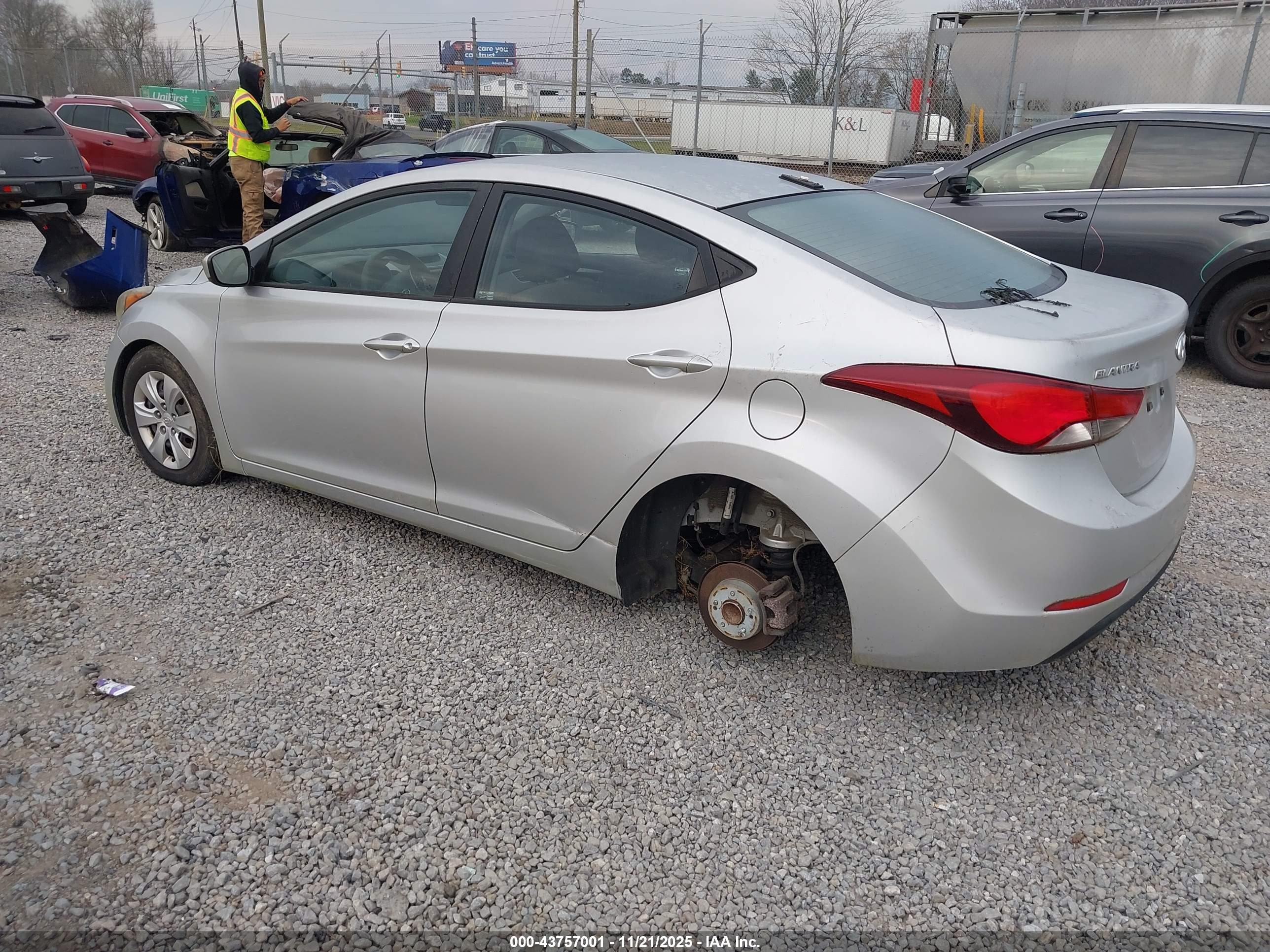 HYUNDAI ELANTRA image 3