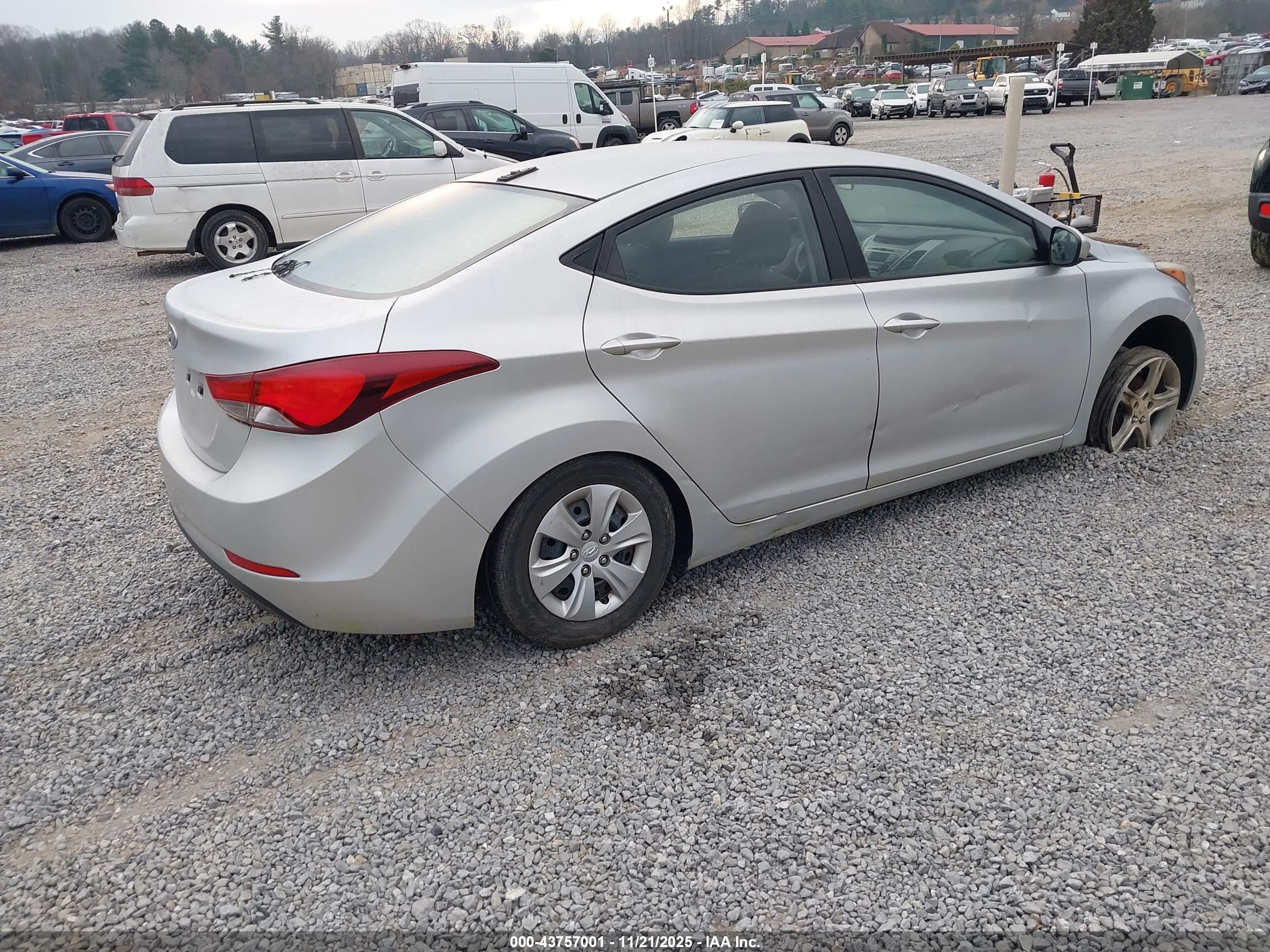 HYUNDAI ELANTRA image 4