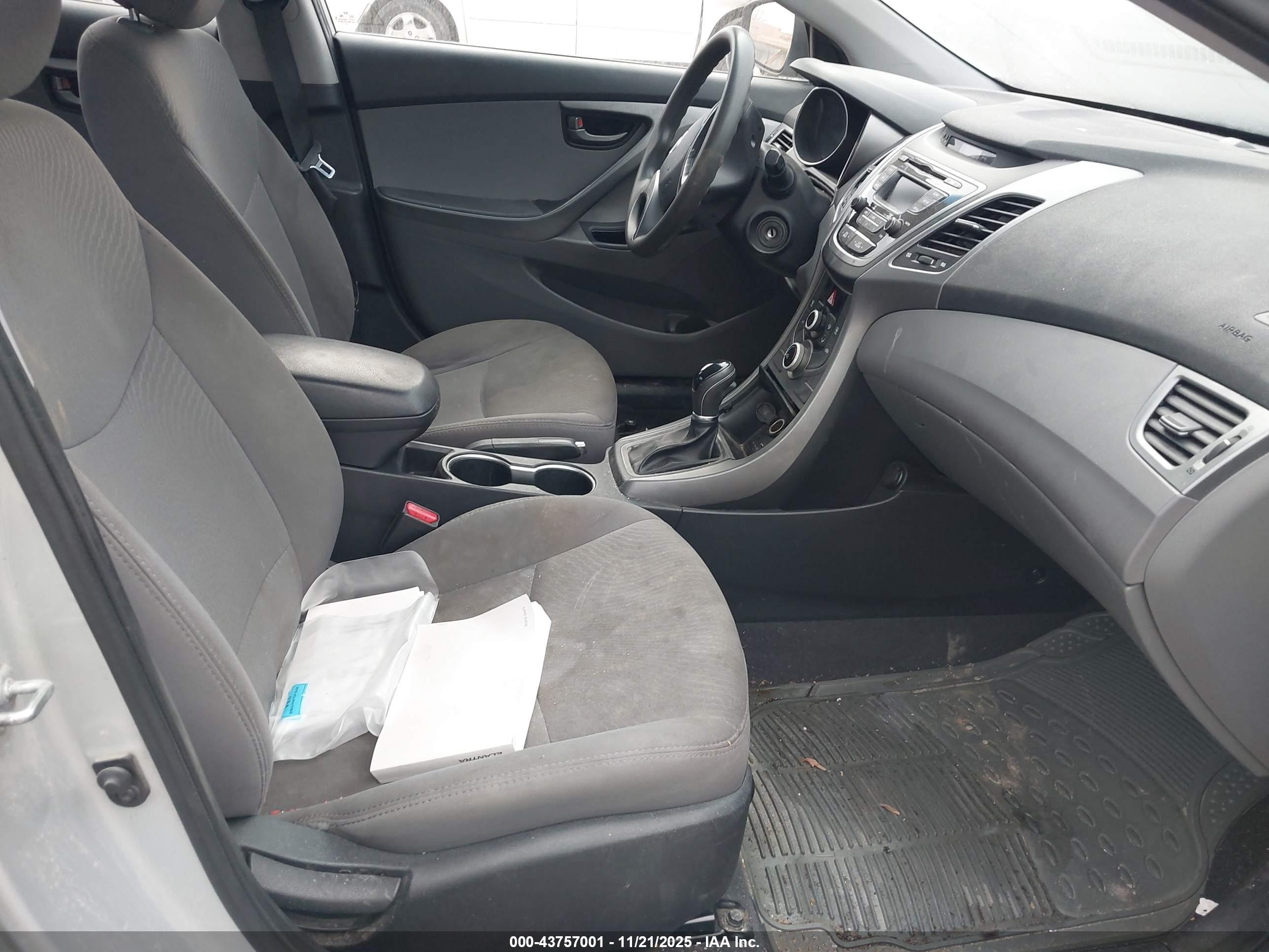 HYUNDAI ELANTRA image 5