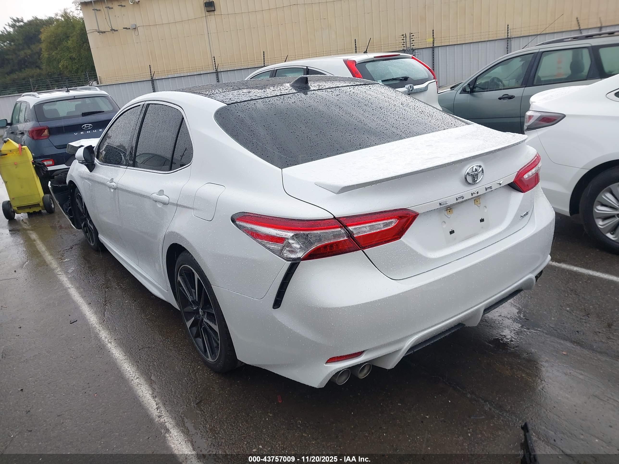 TOYOTA CAMRY image 3