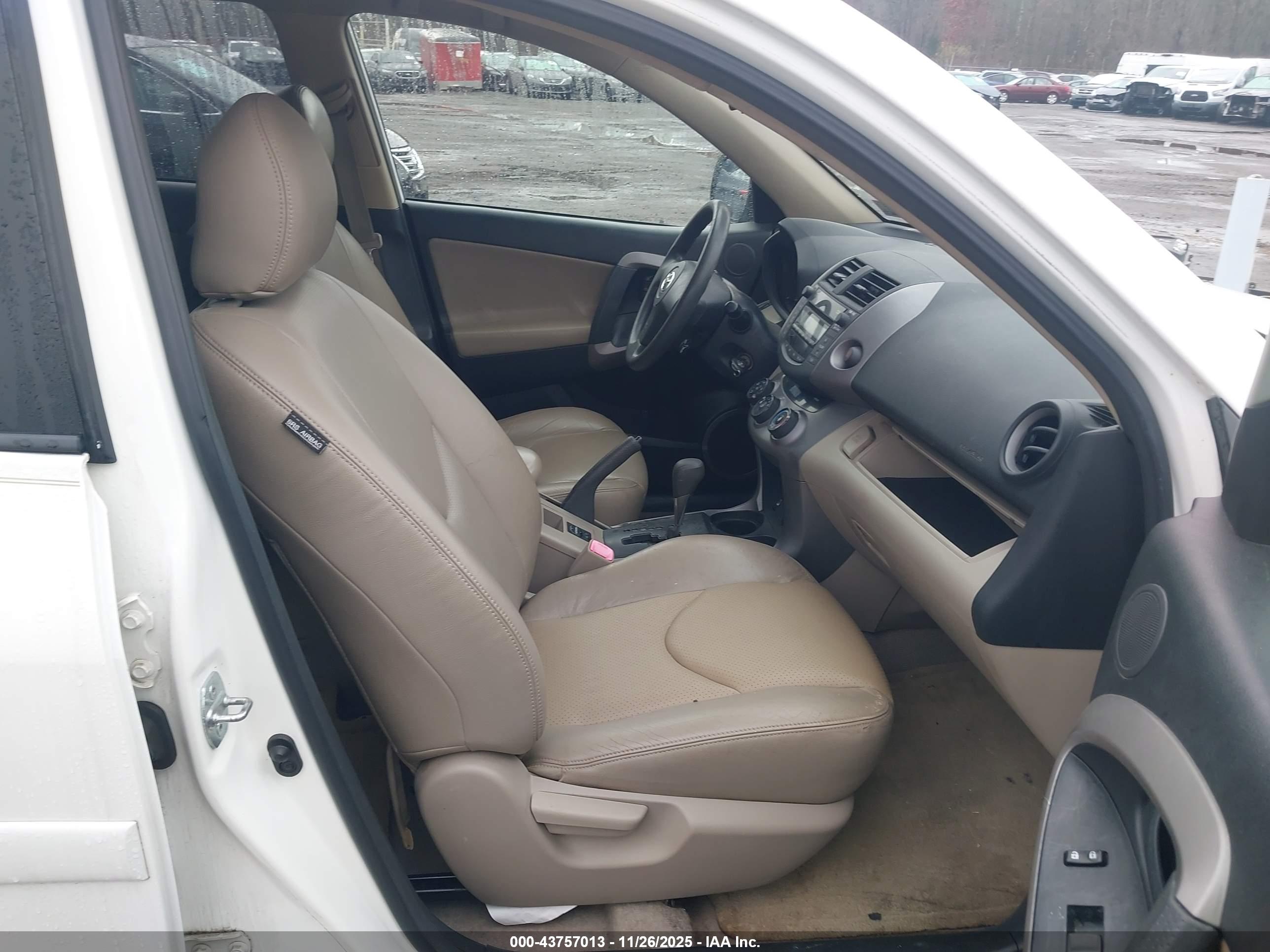 TOYOTA RAV4 image 5
