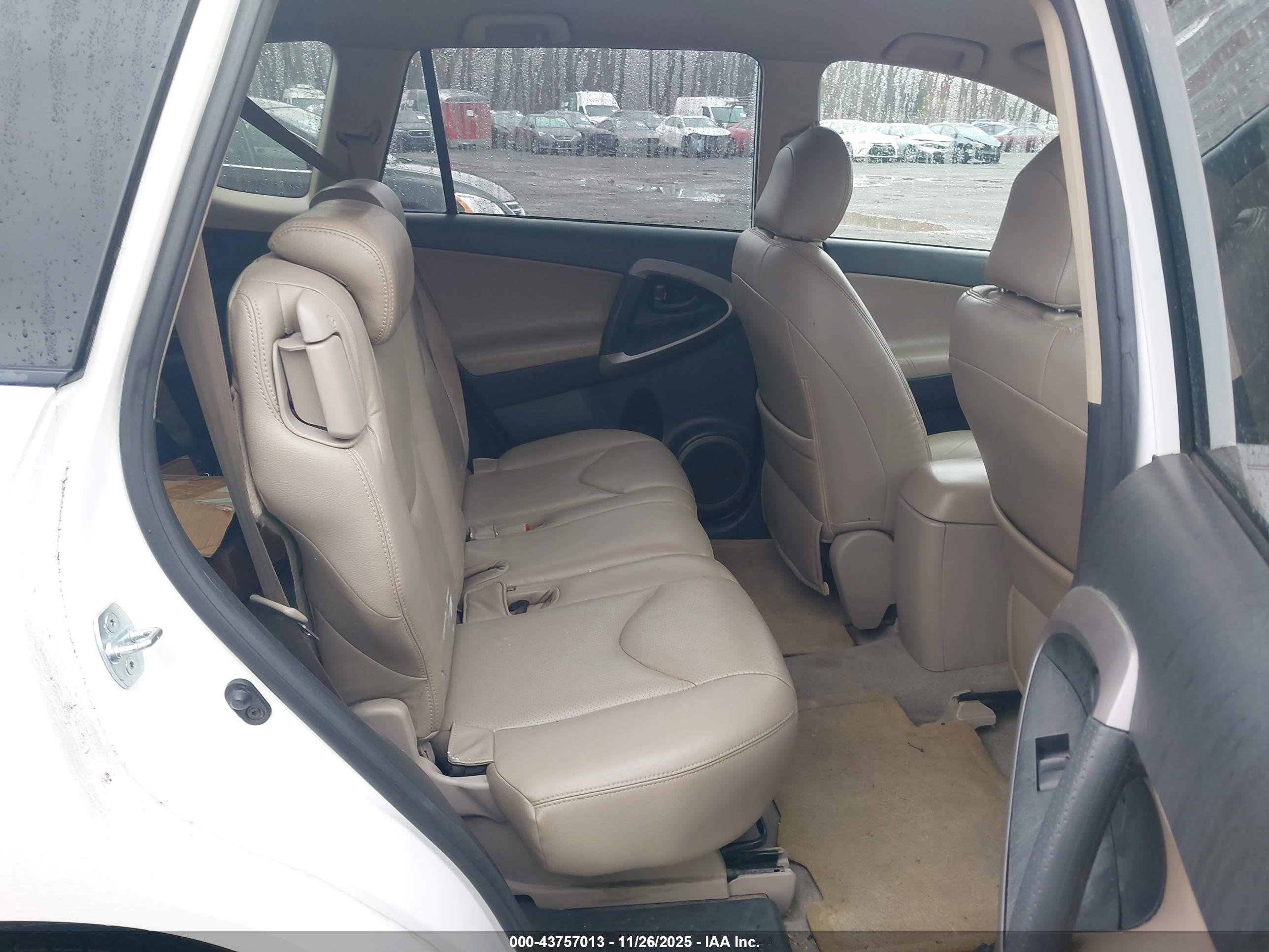 TOYOTA RAV4 image 8