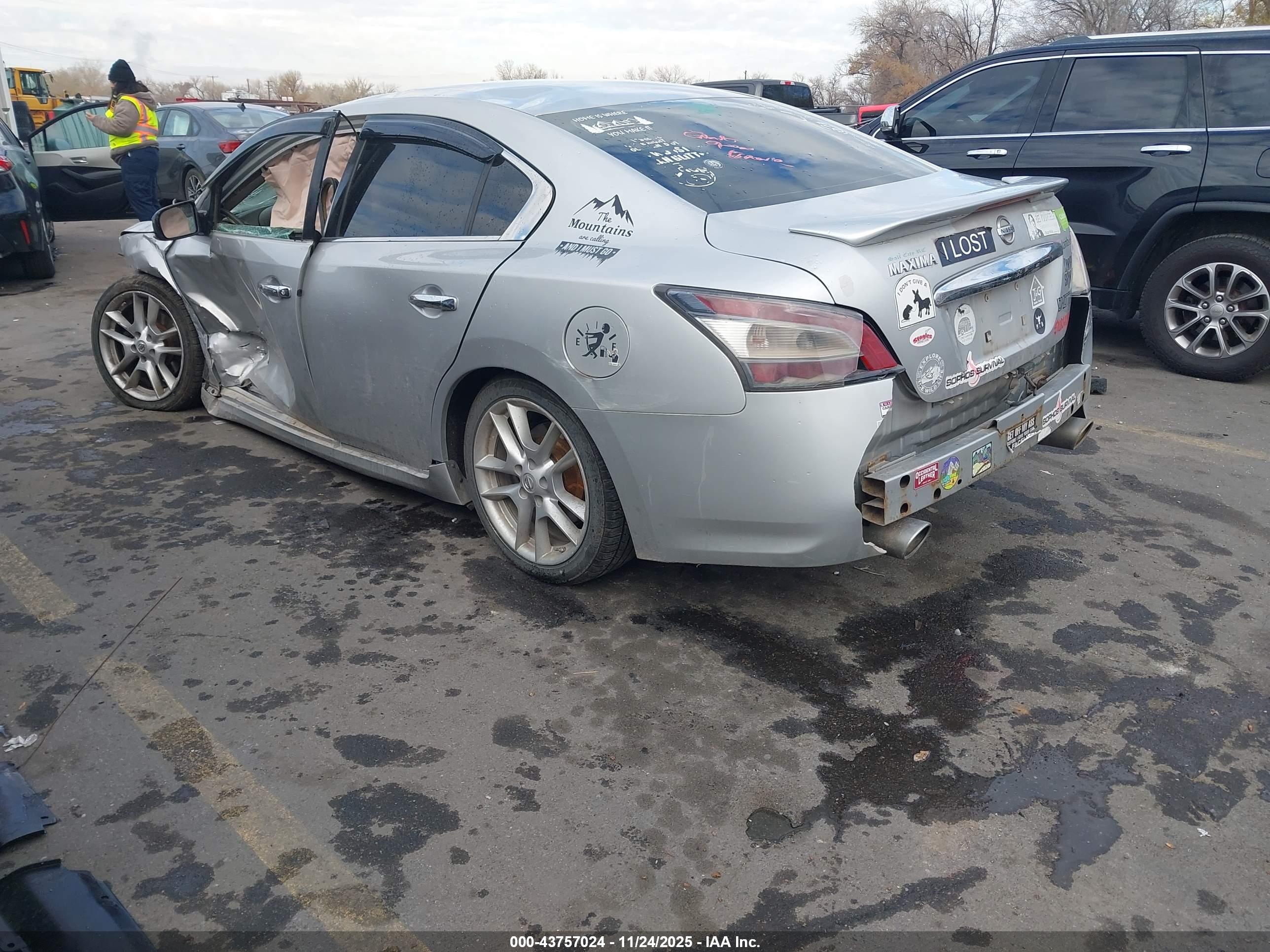 NISSAN MAXIMA image 3