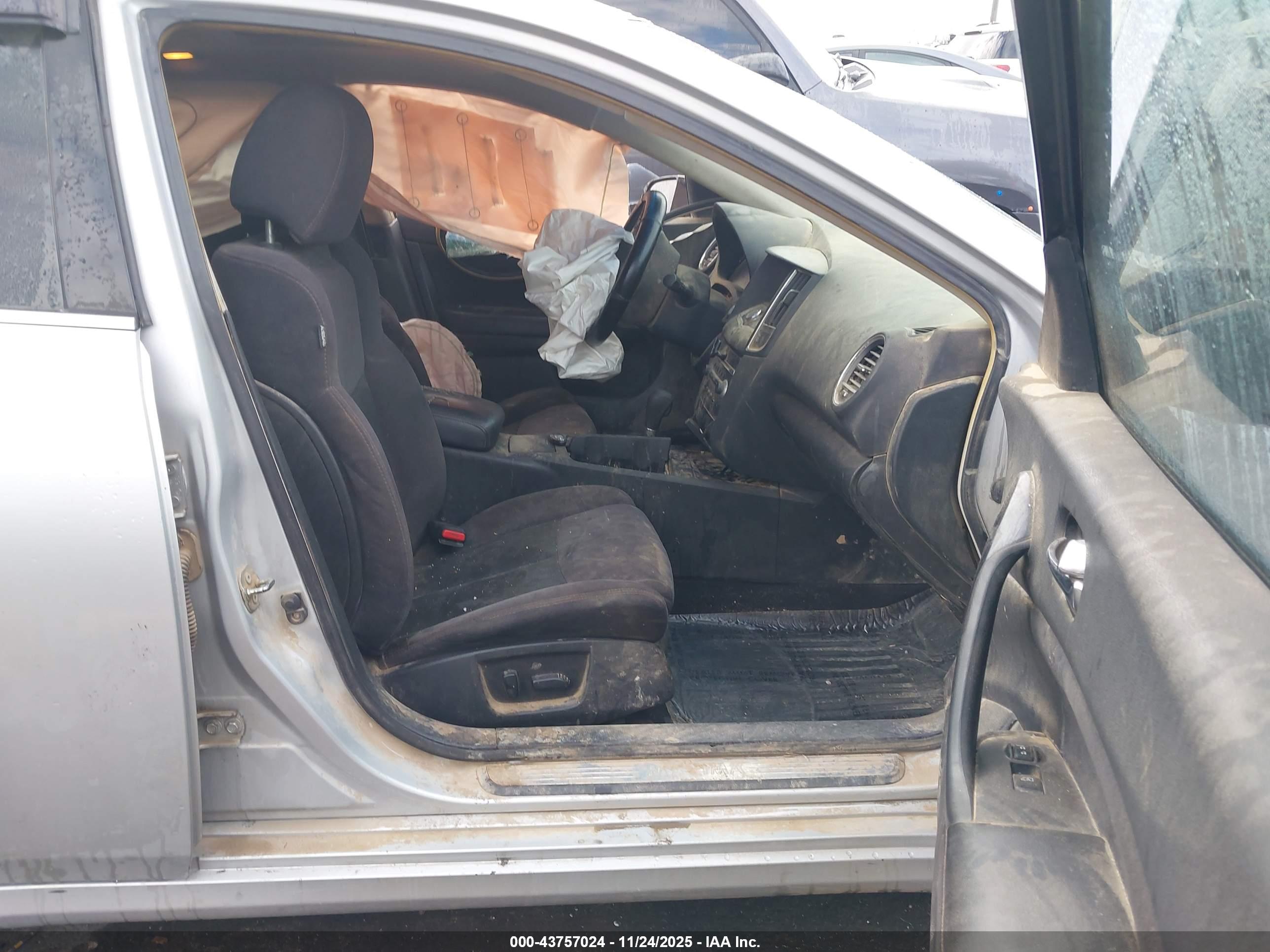 NISSAN MAXIMA image 5