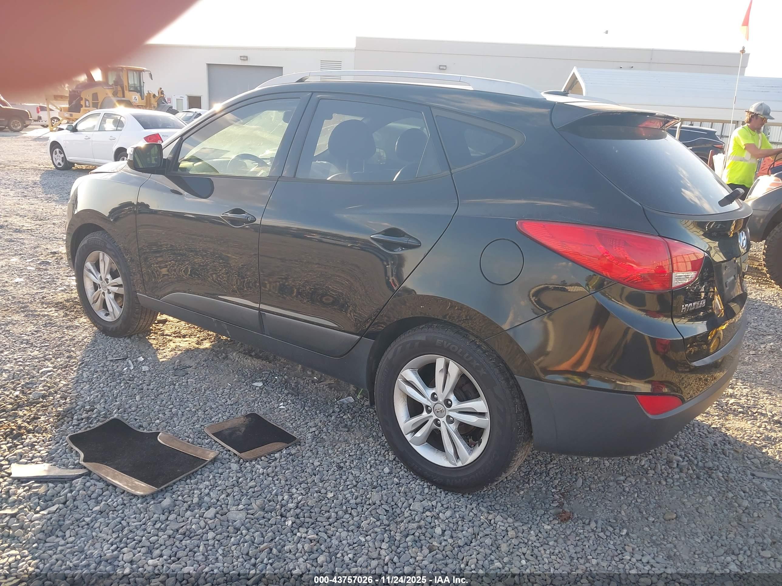 HYUNDAI TUCSON image 3