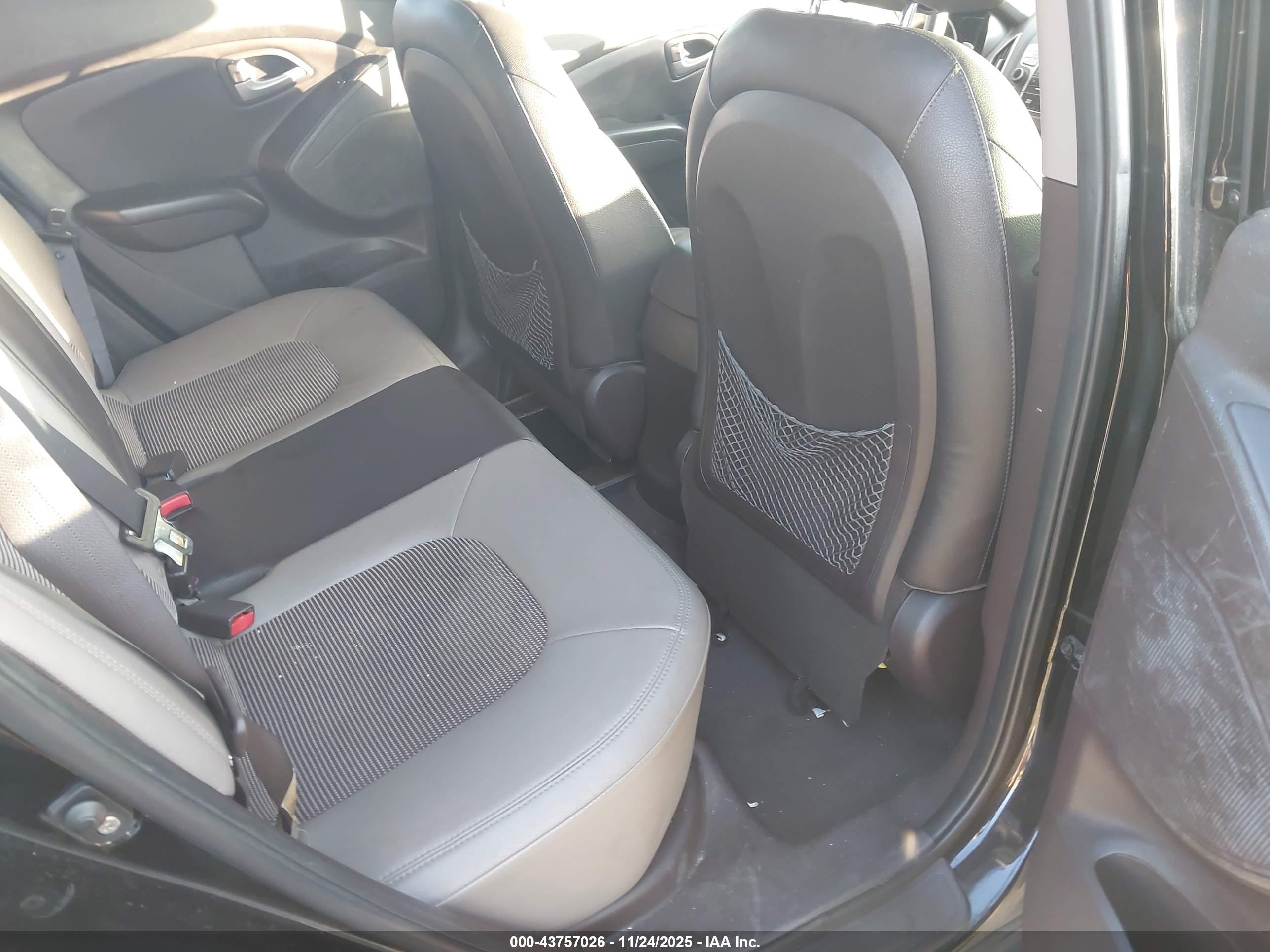 HYUNDAI TUCSON image 8