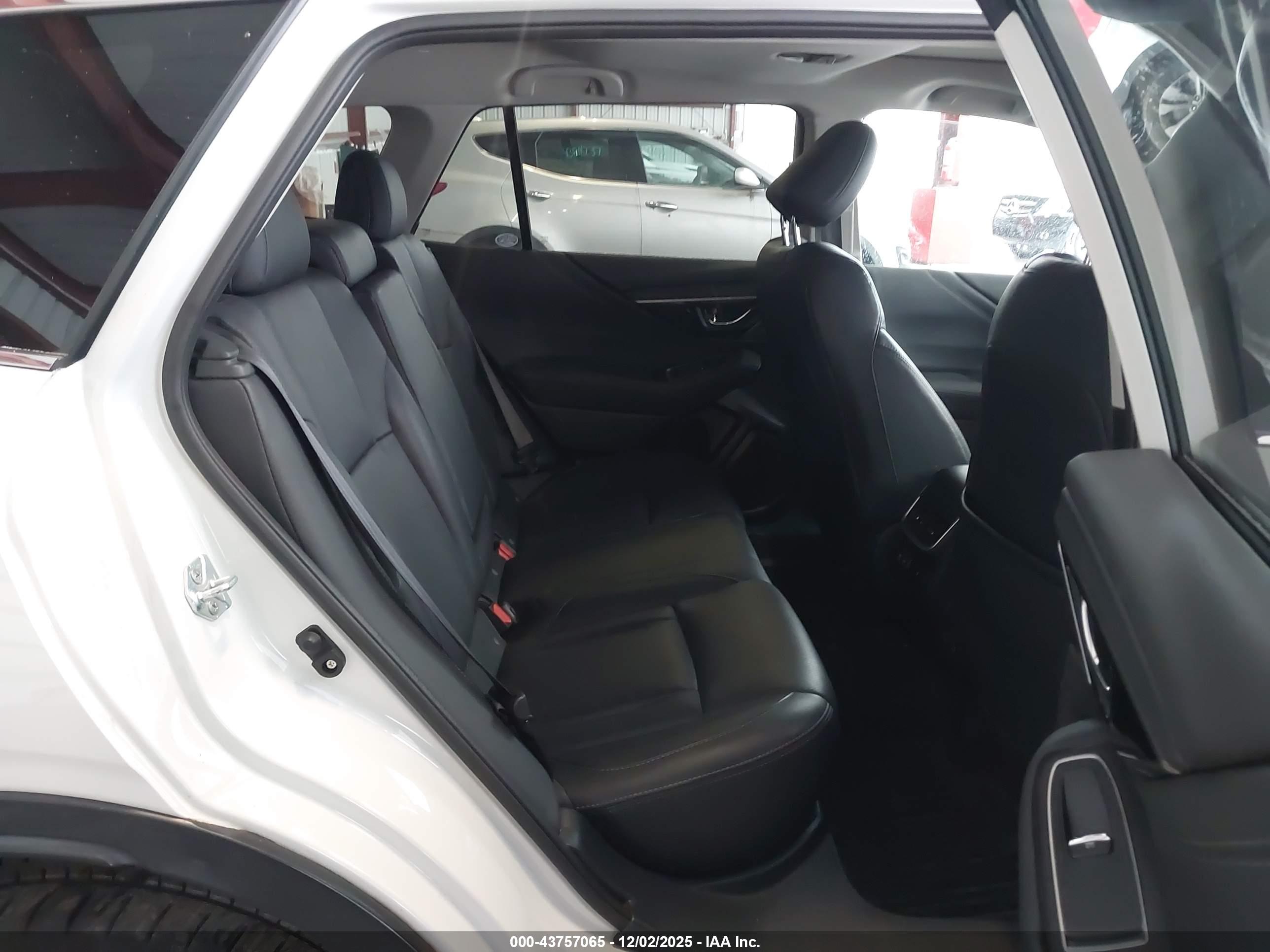 SUBARU OUTBACK image 8