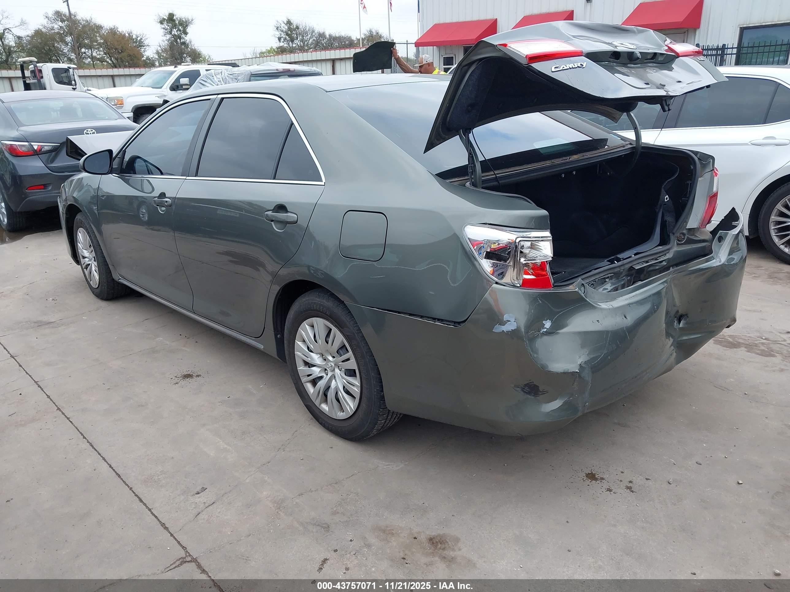 TOYOTA CAMRY image 3