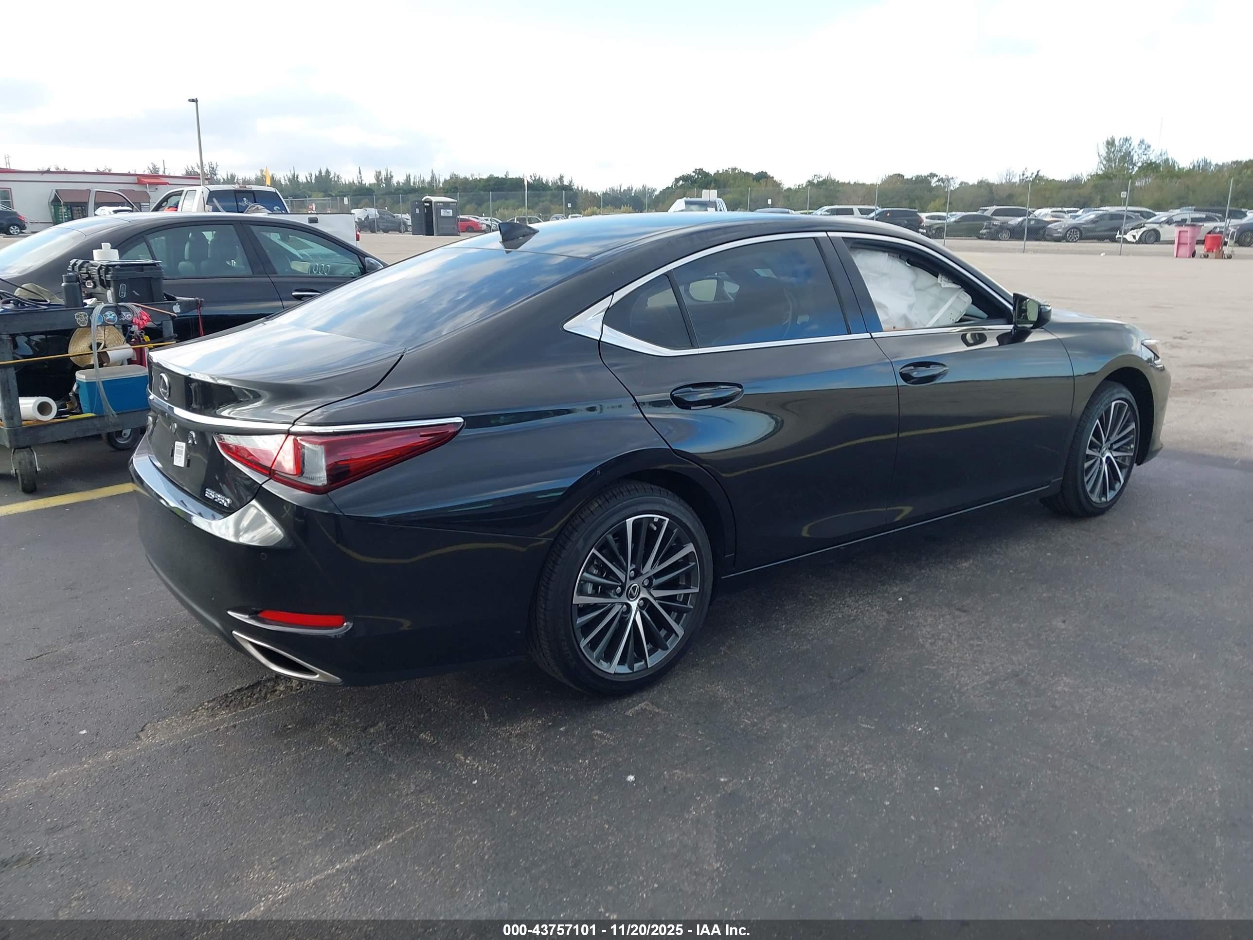 LEXUS ES image 4