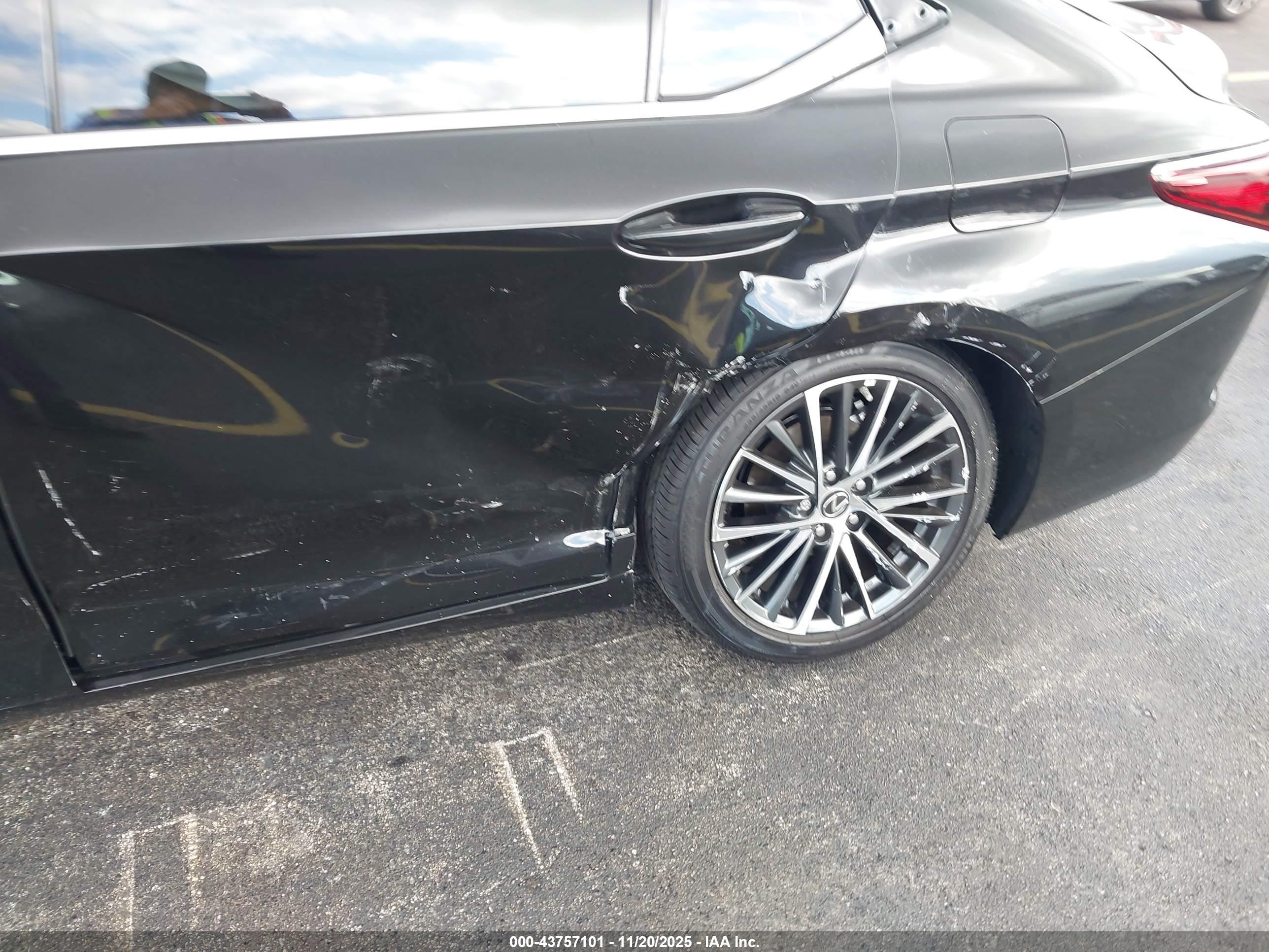 LEXUS ES image 6