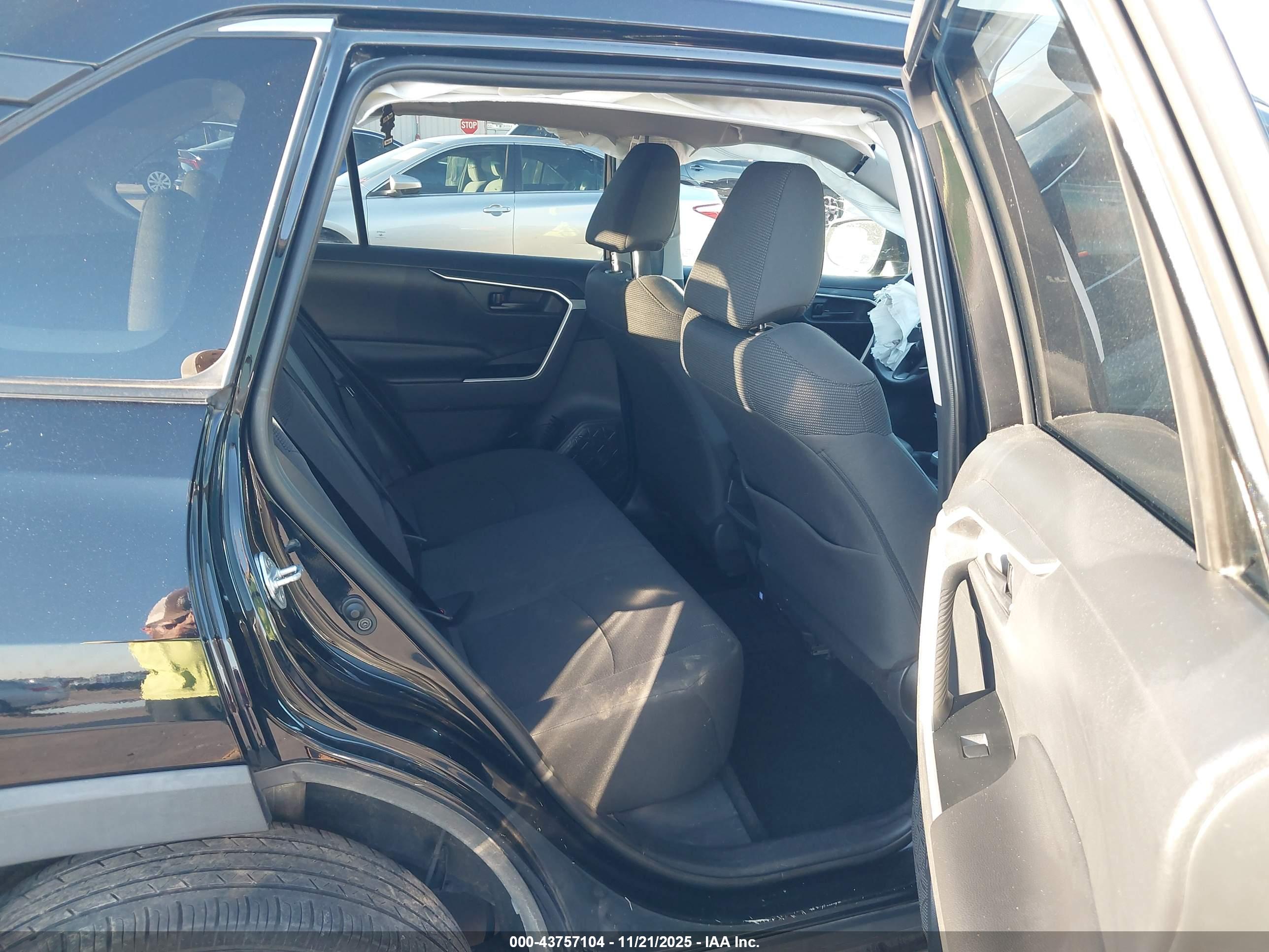 TOYOTA RAV4 image 8