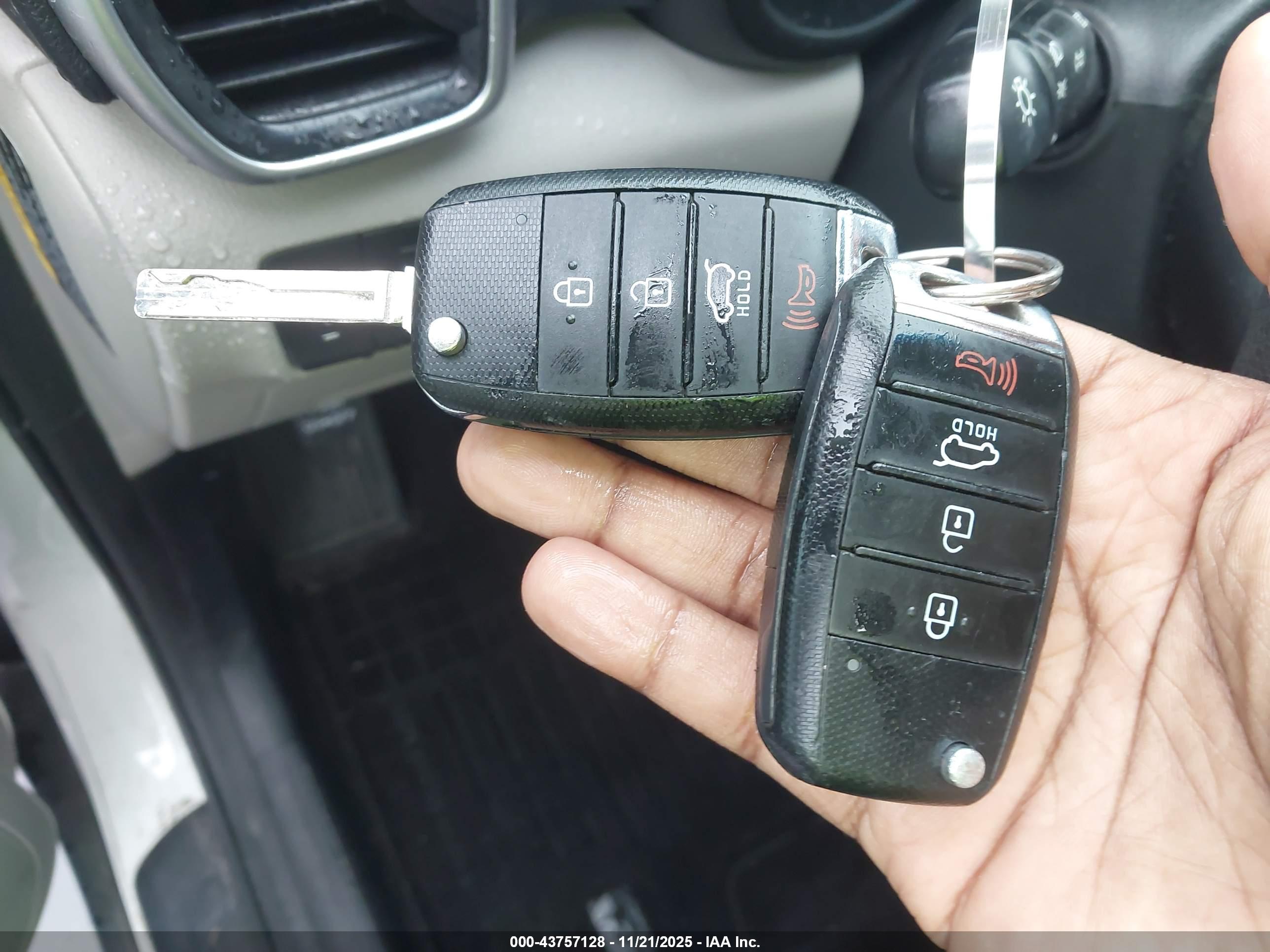 KIA SPORTAGE image 11