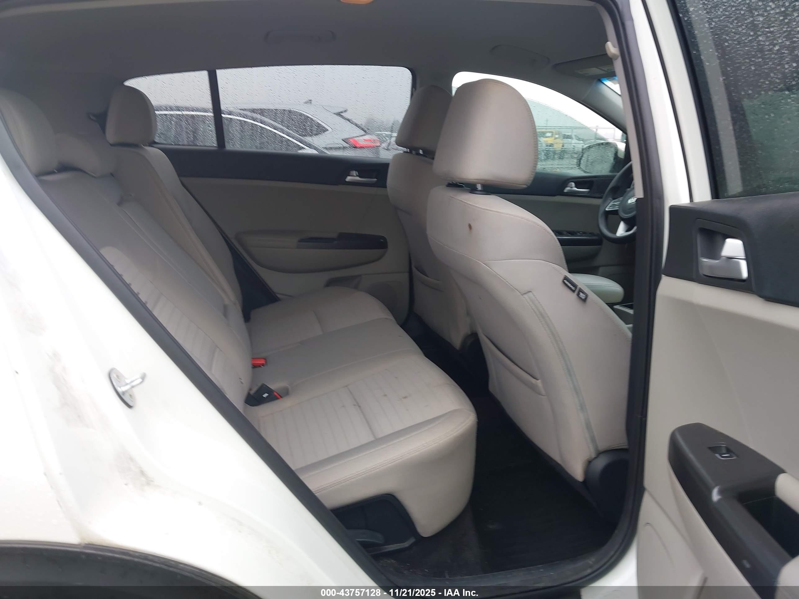KIA SPORTAGE image 8