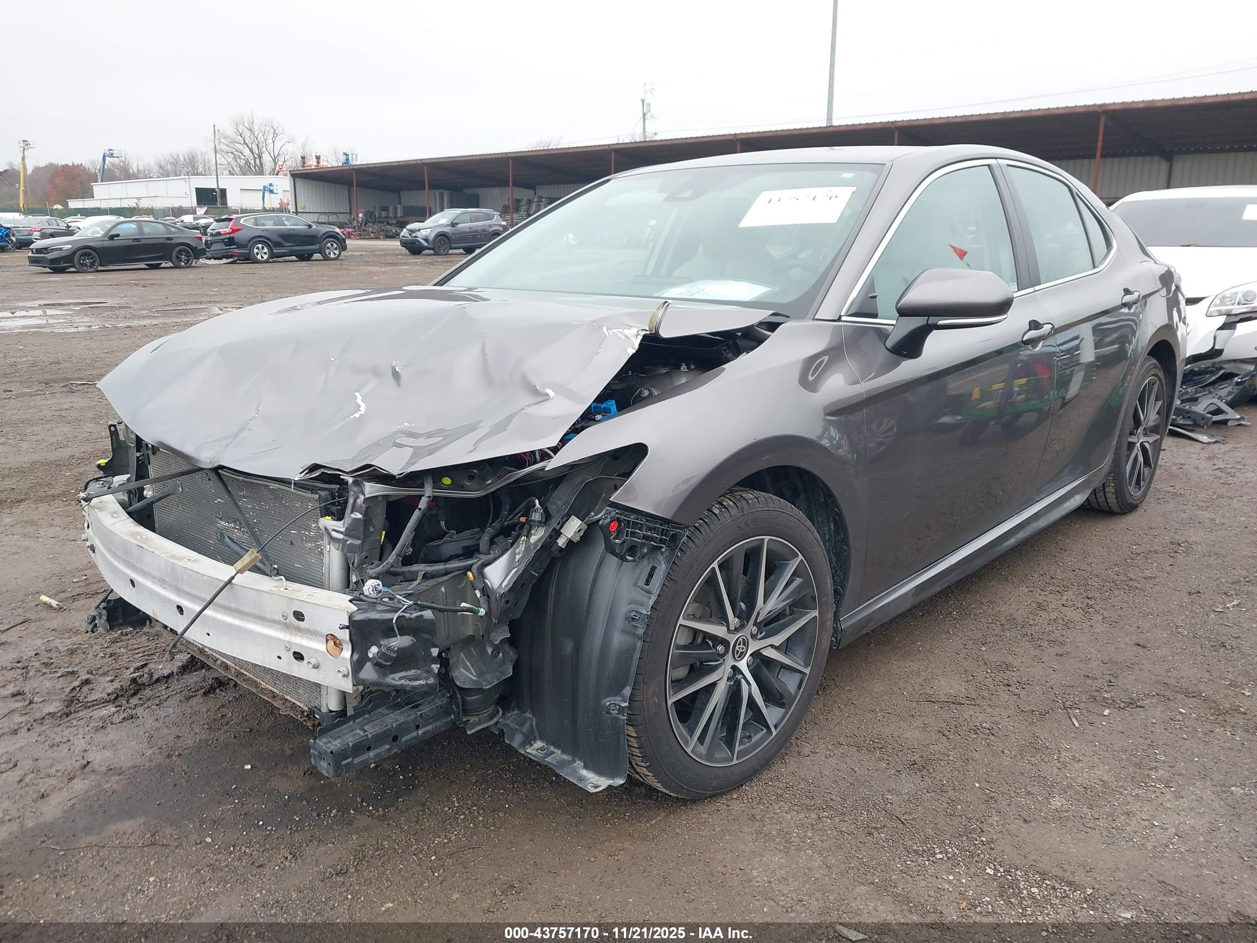 TOYOTA CAMRY image 2