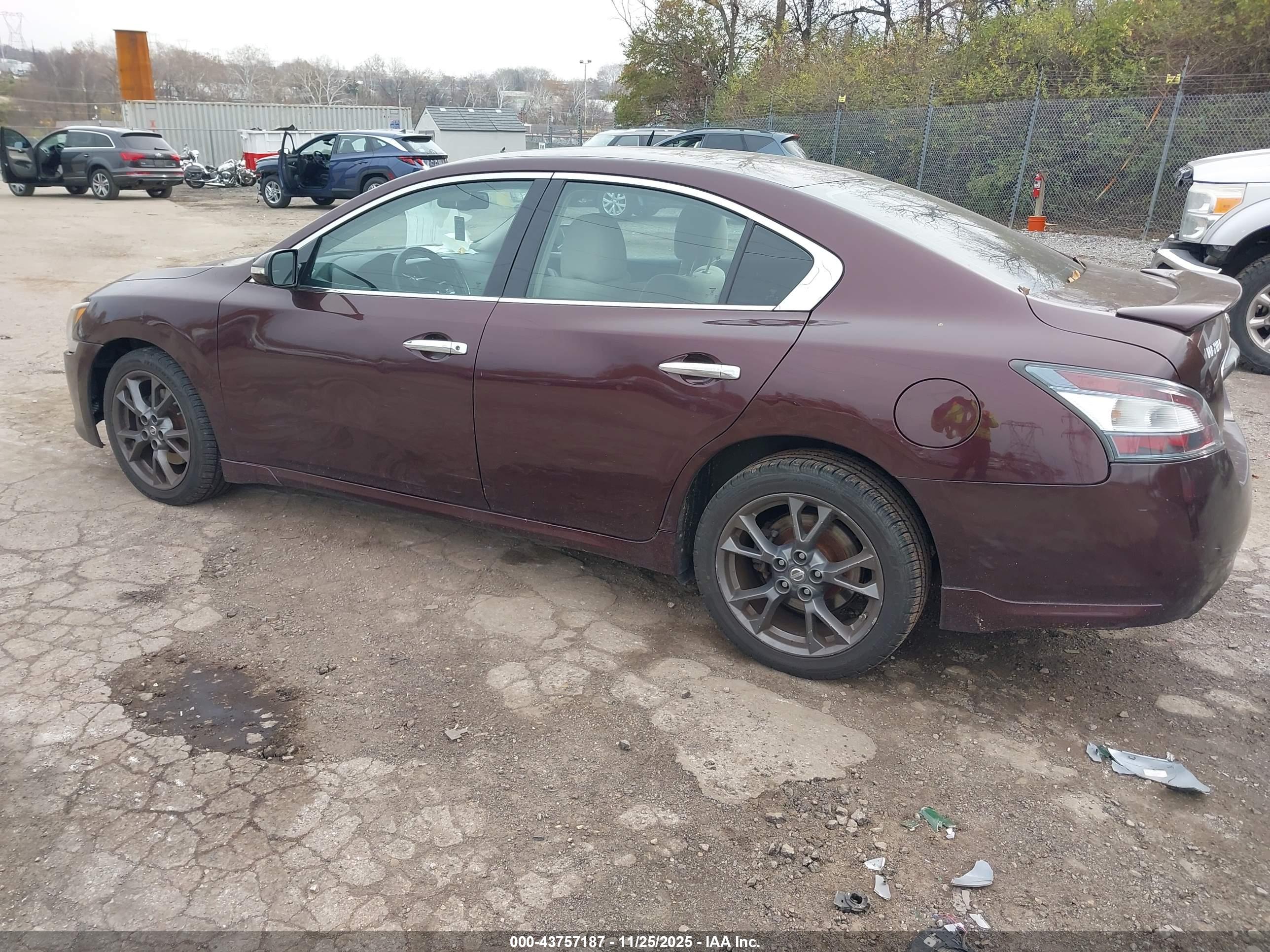 NISSAN MAXIMA image 3