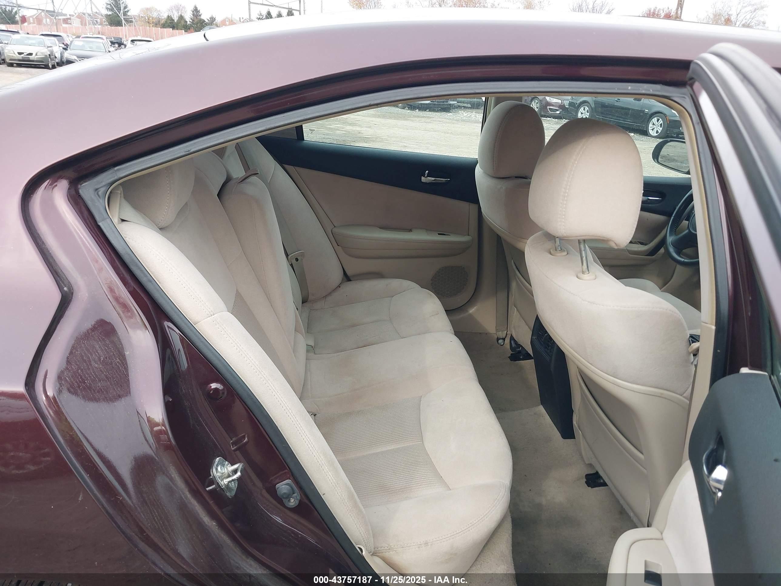 NISSAN MAXIMA image 8