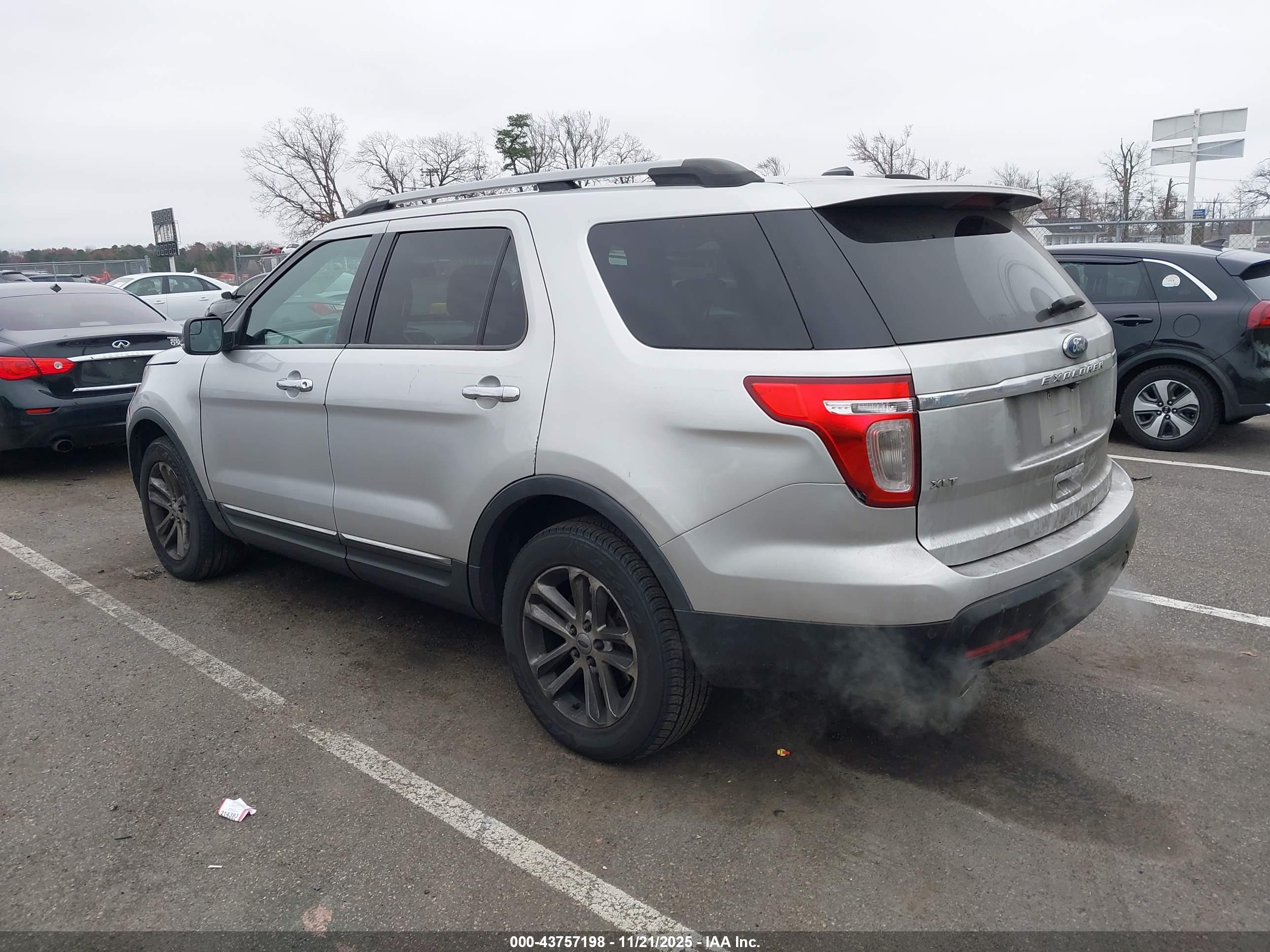 FORD EXPLORER image 3