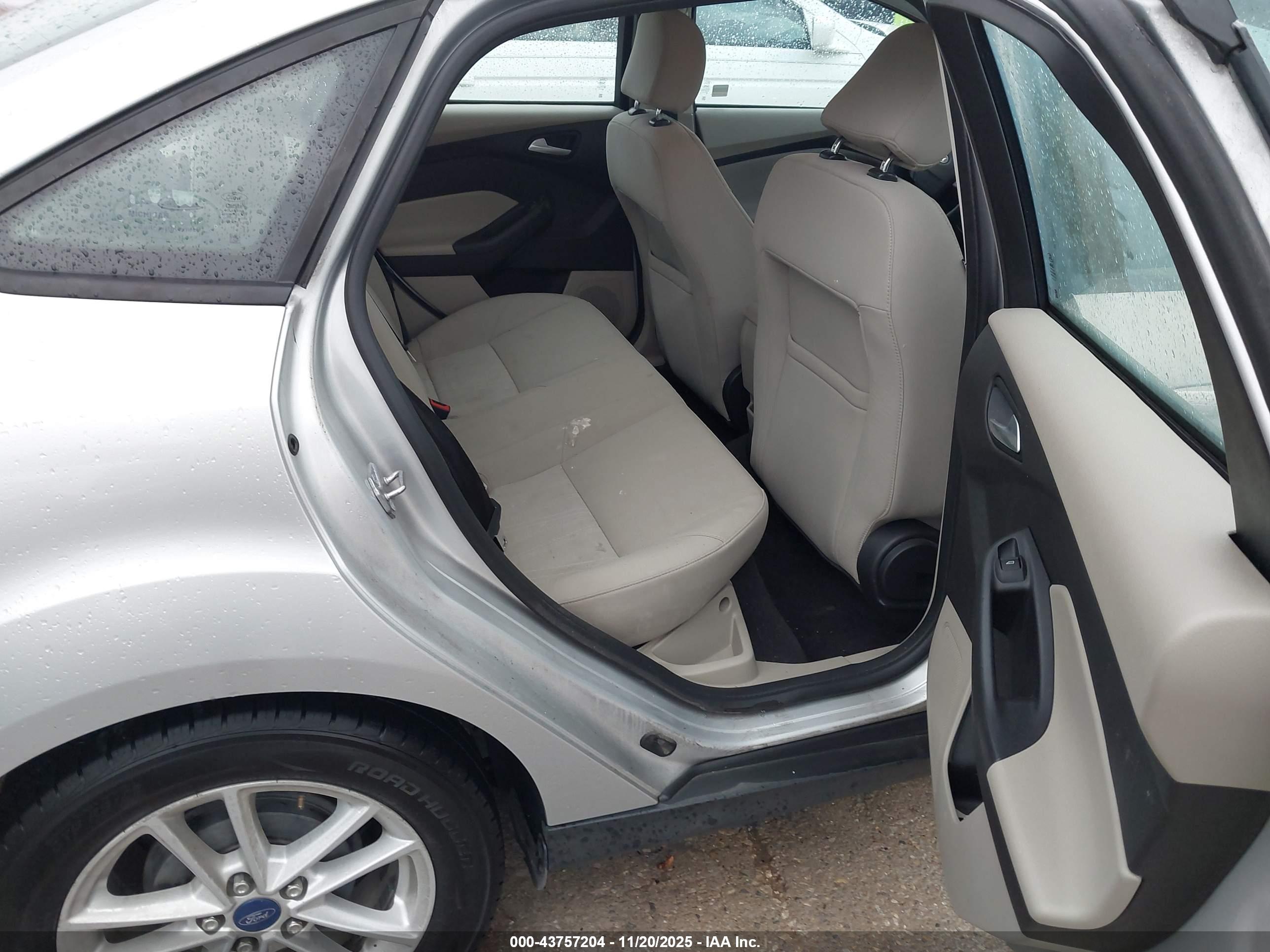 FORD FOCUS image 8