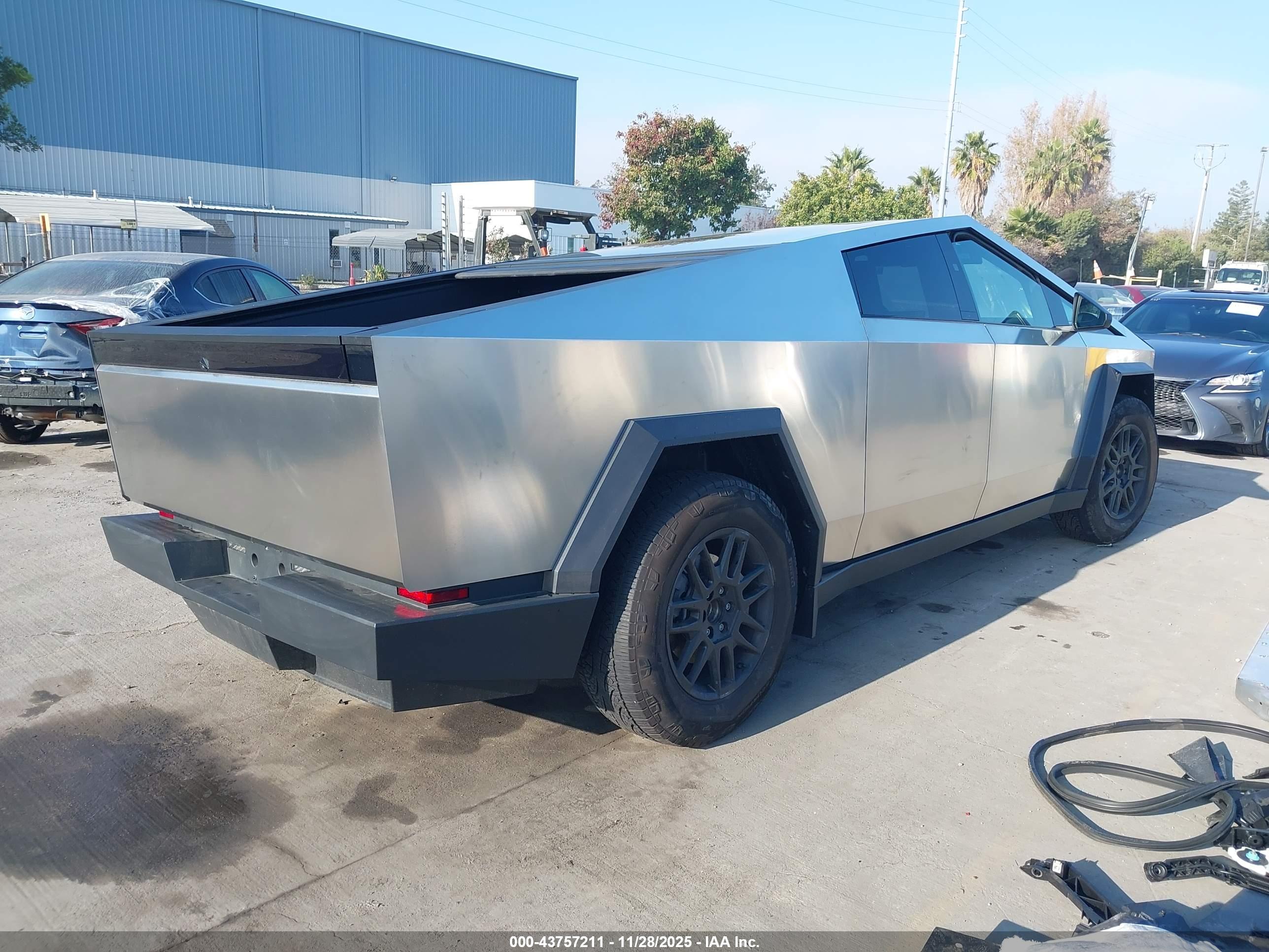 TESLA CYBERTRUCK image 4