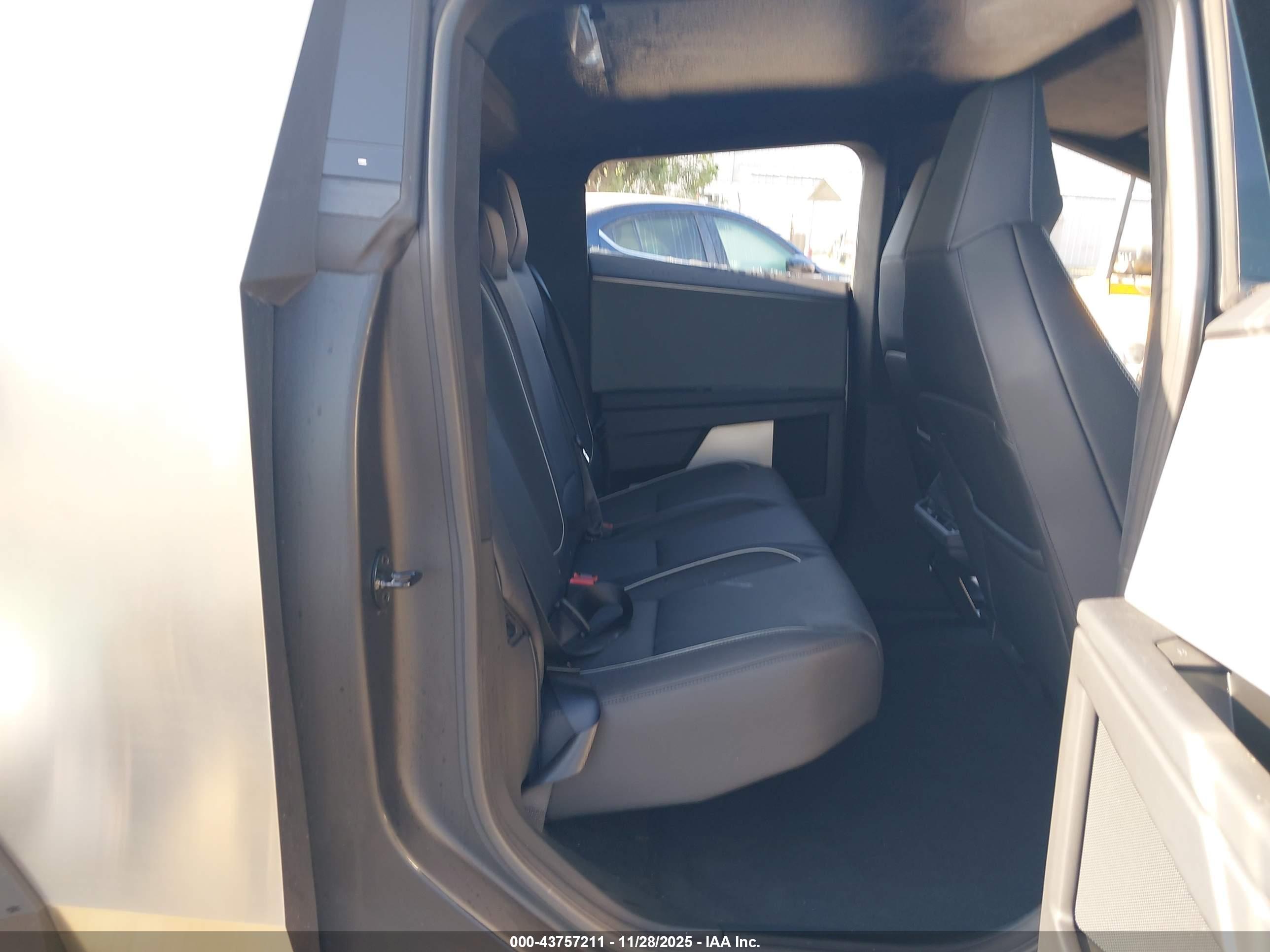TESLA CYBERTRUCK image 8
