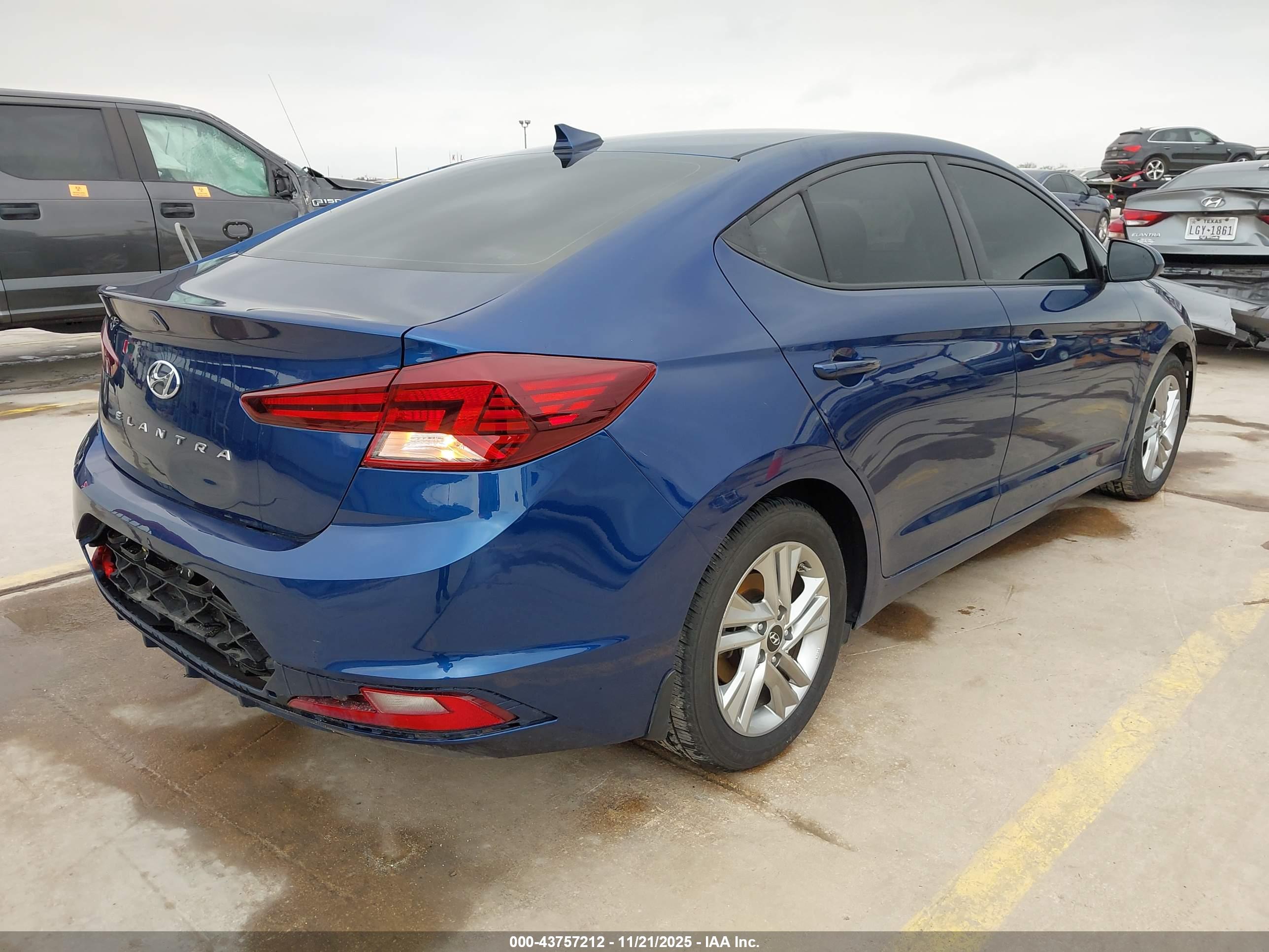 HYUNDAI ELANTRA image 4