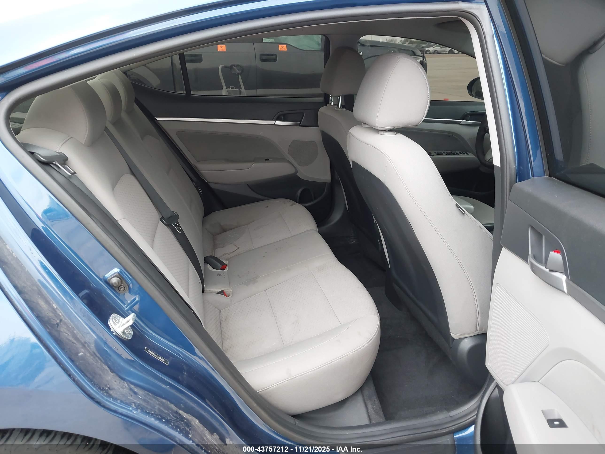 HYUNDAI ELANTRA image 8