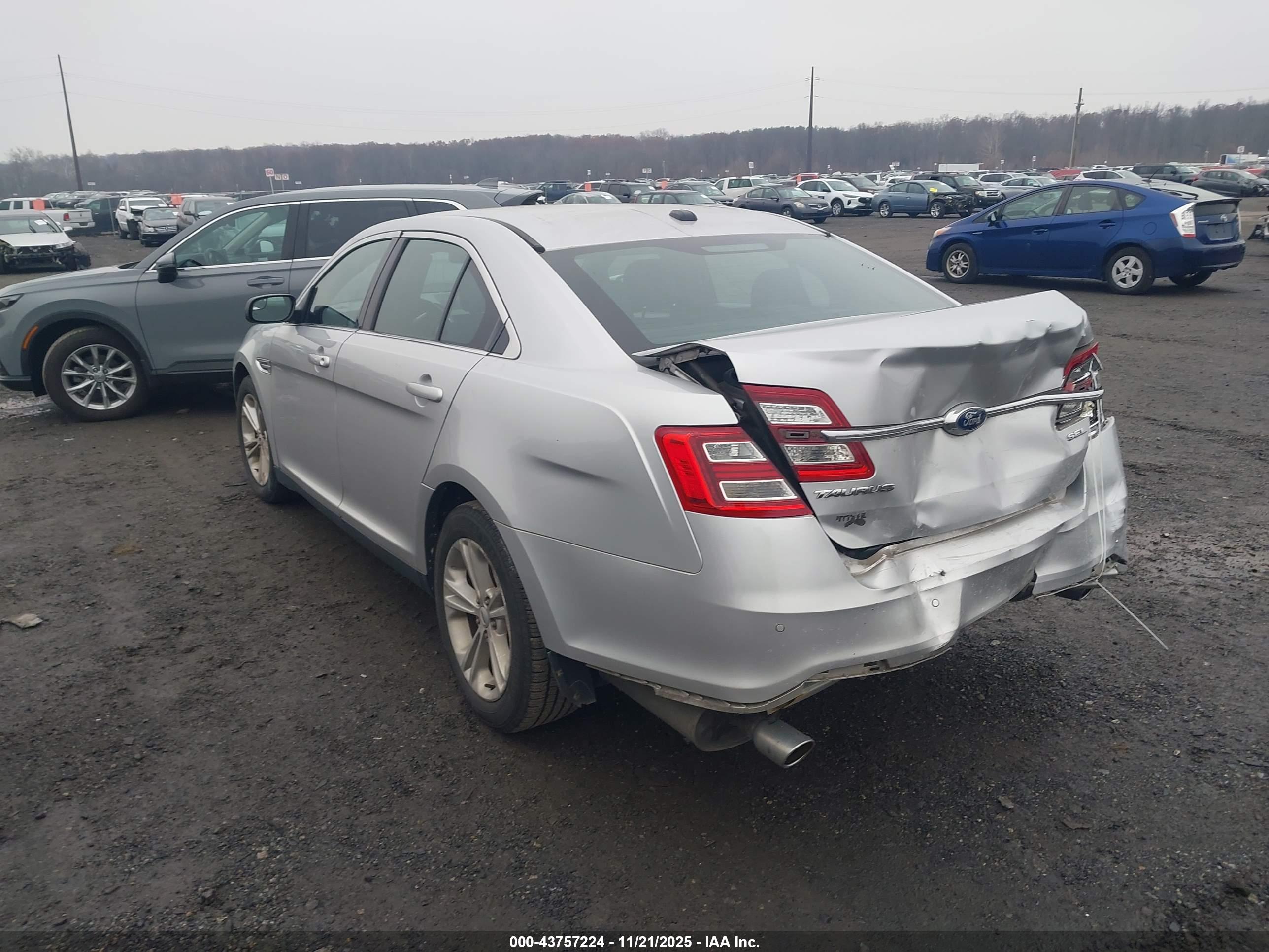 FORD TAURUS image 3